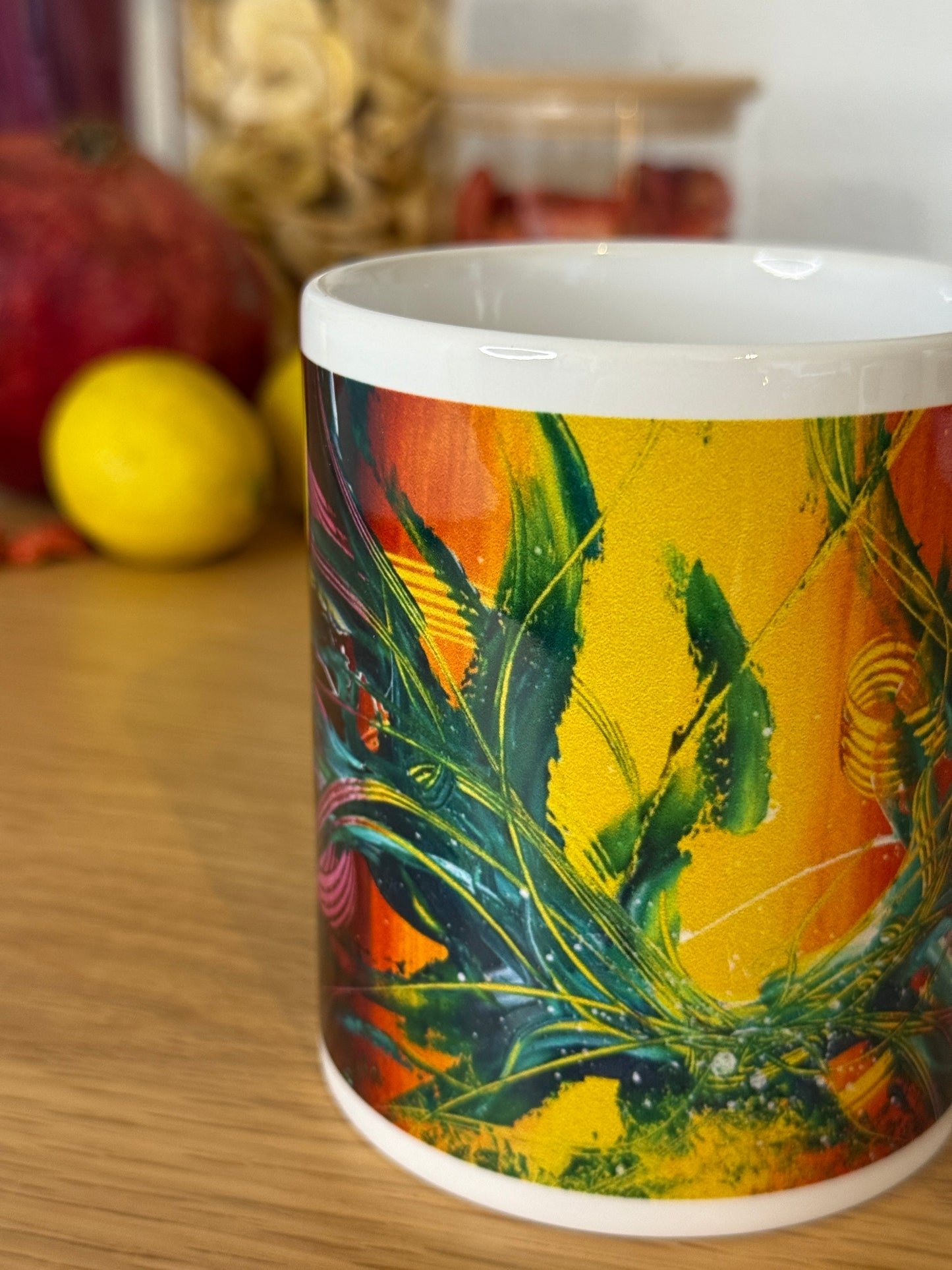 Abstrakte Kunst Tasse Frontalansicht – lebendiges Pflanzen-Kunstmotiv in Gelb, Orange und Grün auf Holztisch