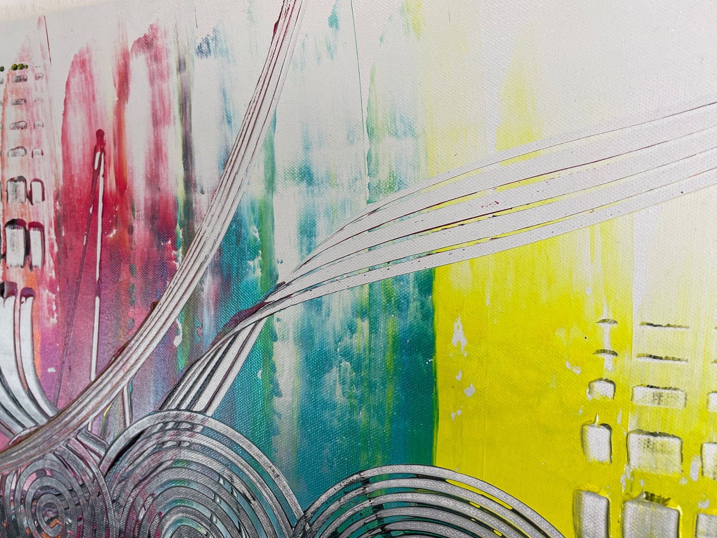 Abstraktes Acrylbild Bunt mit zentralen, Kreisen. auf einem Schwarz weißen Hintergrund. Dynamische Komposition. Handgemaltes Unikat.