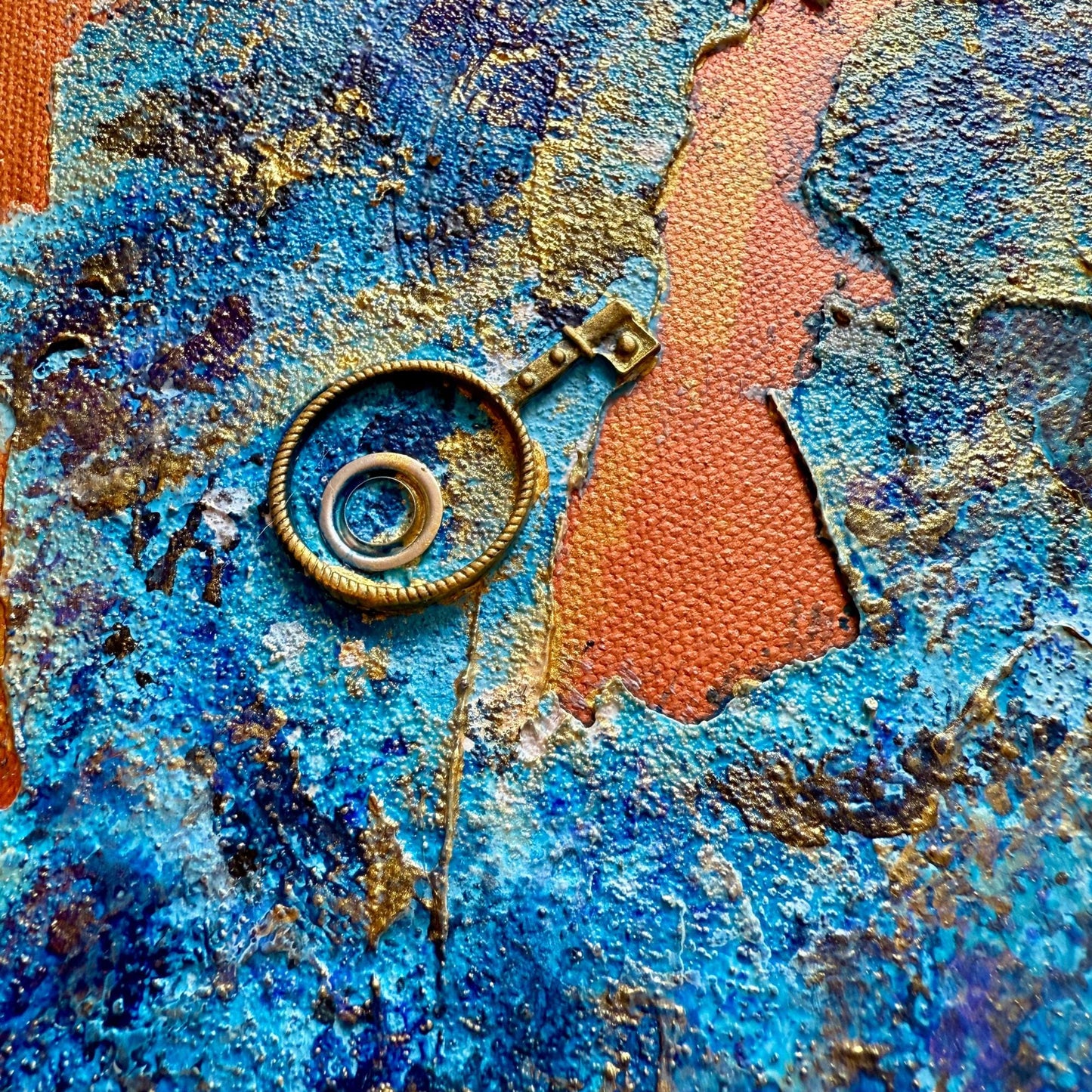 Steampunk Mixed Media Unikat quadratisch. Strukturierte Leinwand mit Zahnrädern, Schlüssel und blauer Patina auf Kupfer-Hintergrund.