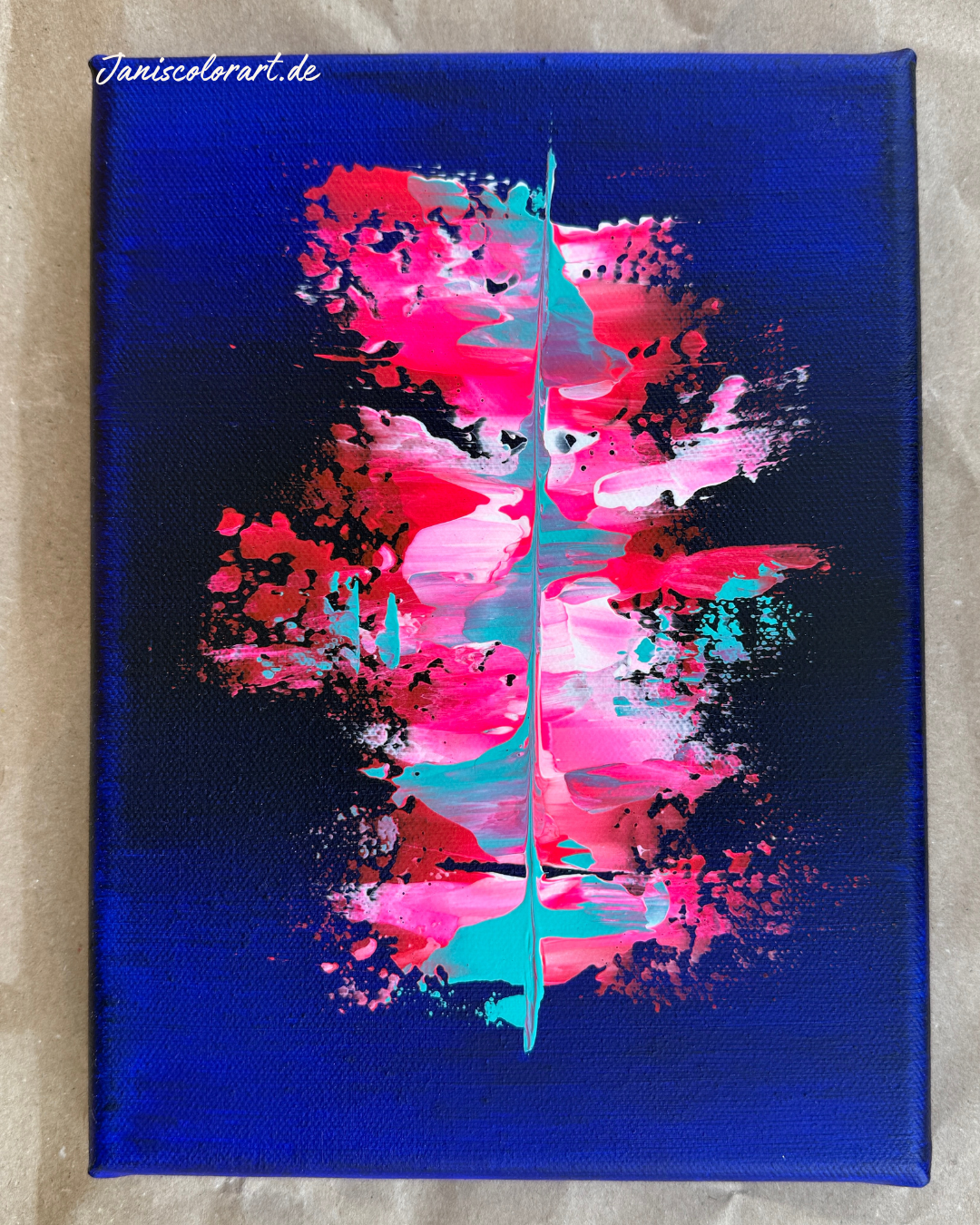 Frontansicht auf Packpapier: abstraktes Gemälde in Blau mit vertikaler Türkislinie und pinker Farbexplosion, Janiscolorart