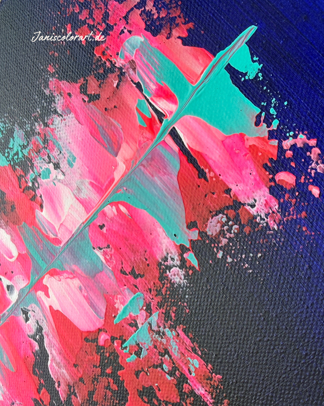 Nahaufnahme diagonal: gespiegelte Farbstruktur in Pink, Rot und Türkis auf dunkelblau, Janiscolorart

