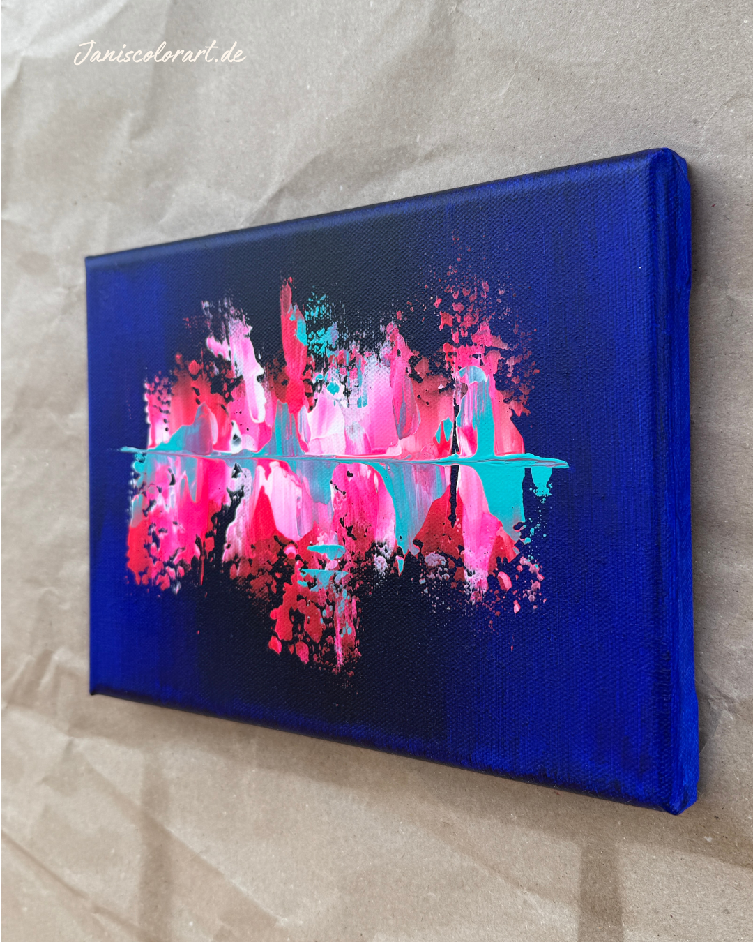 Seitenansicht rechts: abstraktes Acrylbild in dunkelblau mit Pink und Türkis auf Keilrahmen, Janiscolorart
