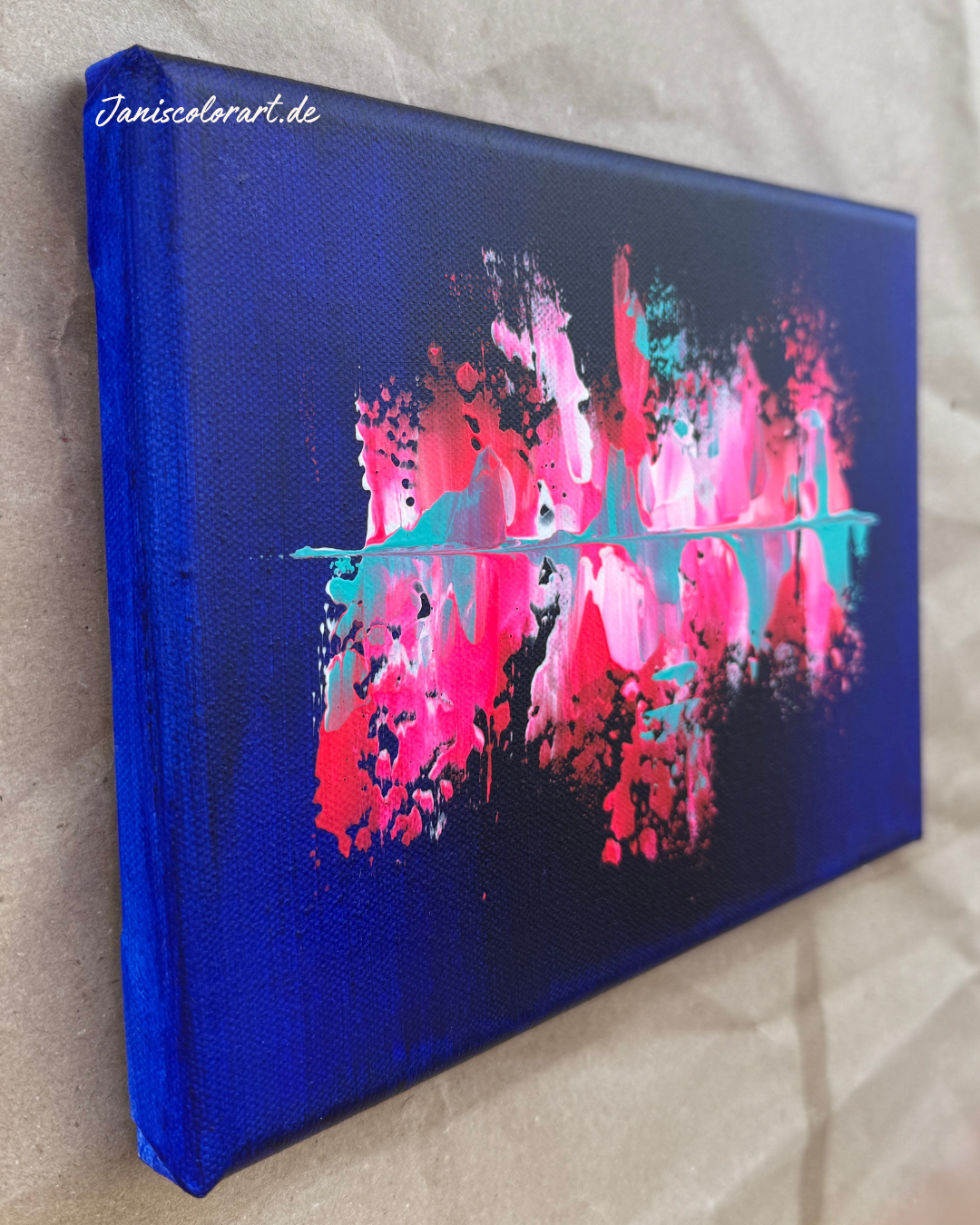 Seitenansicht links: abstraktes Acrylgemälde in Nachtblau mit Pink und Türkis auf Keilrahmen, Janiscolorart
