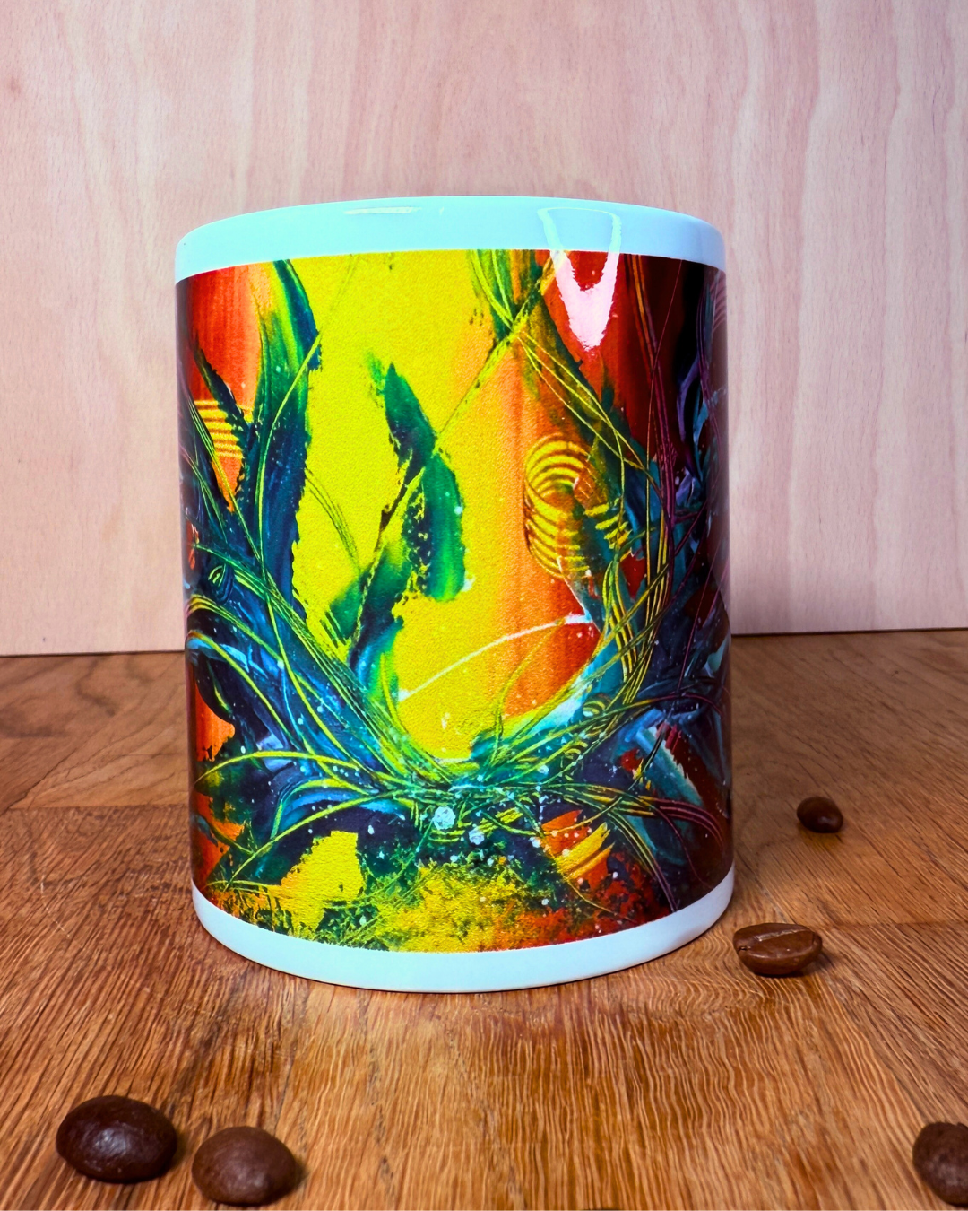 Dopamine Deco Tasse mit buntem abstraktem Design in Gelb, Orange und Grün – Vorderansicht