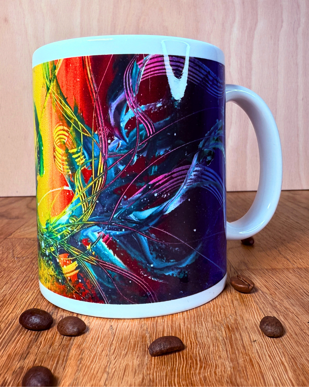 Dopamine Deco Tasse mit abstraktem Kunstdesign in Blau, Lila, Orange und PGelb – Seitenansicht mit Henkel