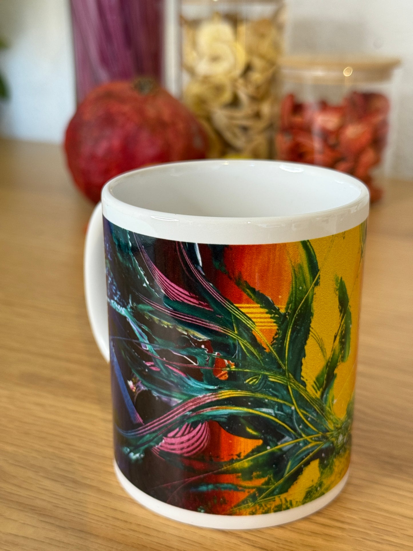 Abstrakte Kunst Tasse mit dynamischem Pflanzen-Design in Blau, Grün und Orange – Lifestyle-Ansicht in der Küche