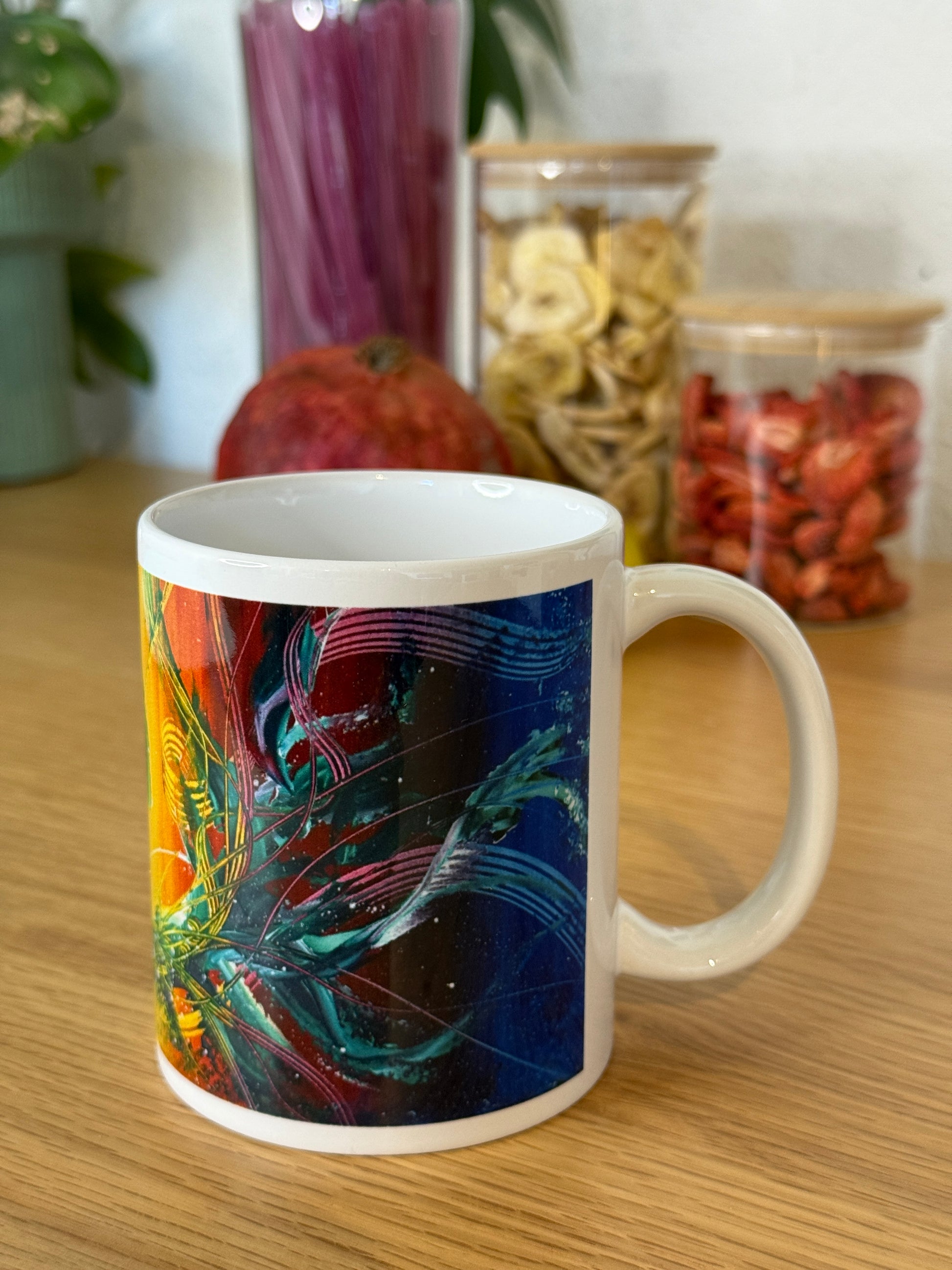 Dopamine Deco Tasse mit buntem abstraktem Design in Blau, Grün und Orange – Lifestyle-Ansicht in der Küche