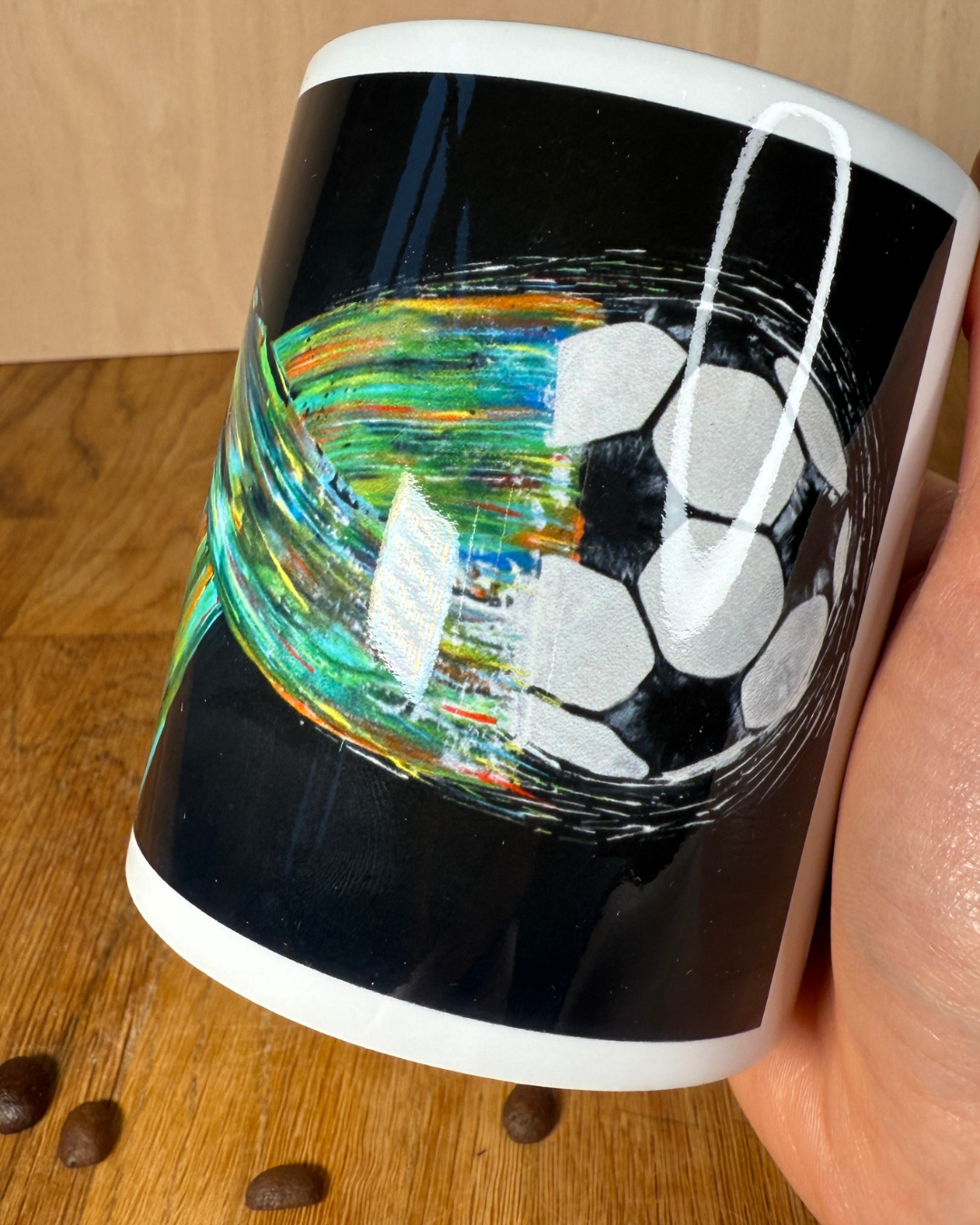 Fußball Tasse Detailansicht – handgemaltes Original-Kunstmotiv mit dynamischem Fußball