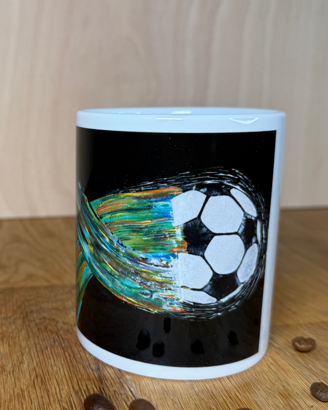 Fußballtasse von oben – dynamischer Ball mit grünem Farbschweif auf schwarzem Hintergrund