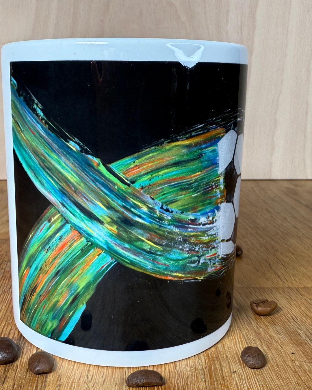 Fußball Tasse ohne Henkel – Vorderansicht mit Kaffeebohnen auf Holz