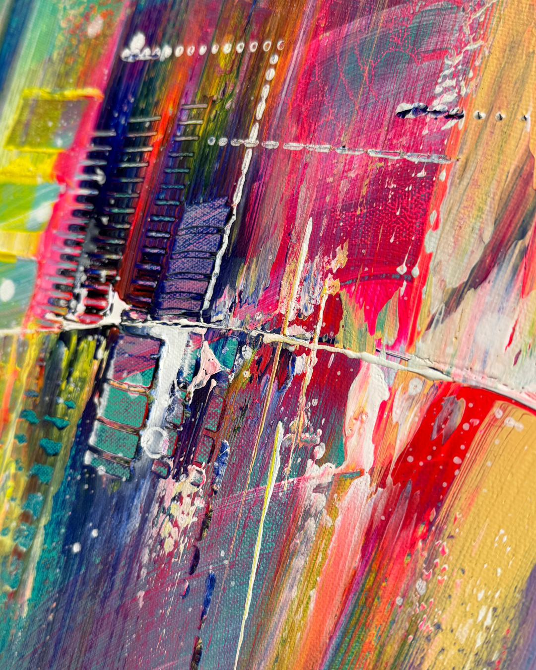 Abstraktes Acrylgemälde im modernen Esszimmer über rundem Holztisch – Wandkunst von Janiscolorart im Modern-Boho-Stil