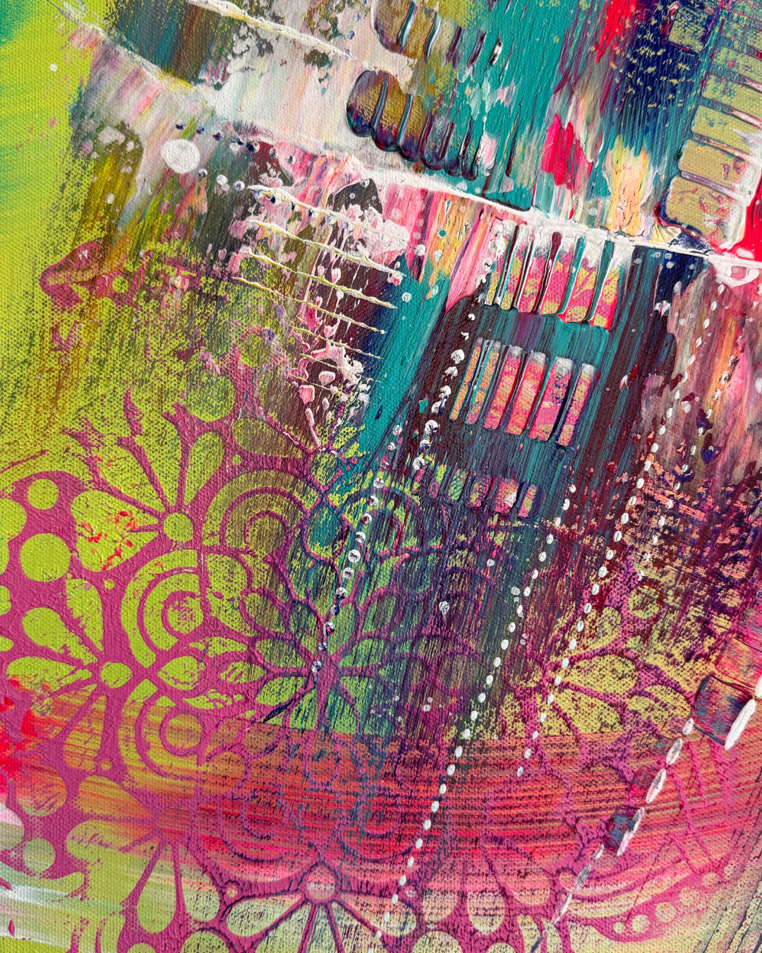 Nahaufnahme abstraktes Acrylgemälde – Pinselführung und Schablonentechnik in Pink, Blau und Gelb, Original von Janiscolorart