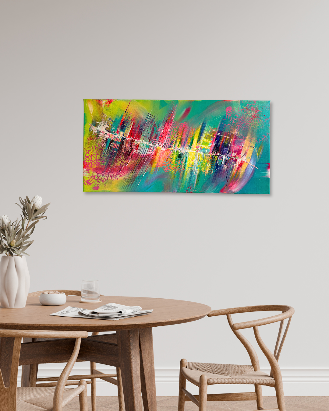 Abstraktes Acrylgemälde im modernen Esszimmer über rundem Holztisch – Wandkunst von Janiscolorart im Modern-Boho-Stil