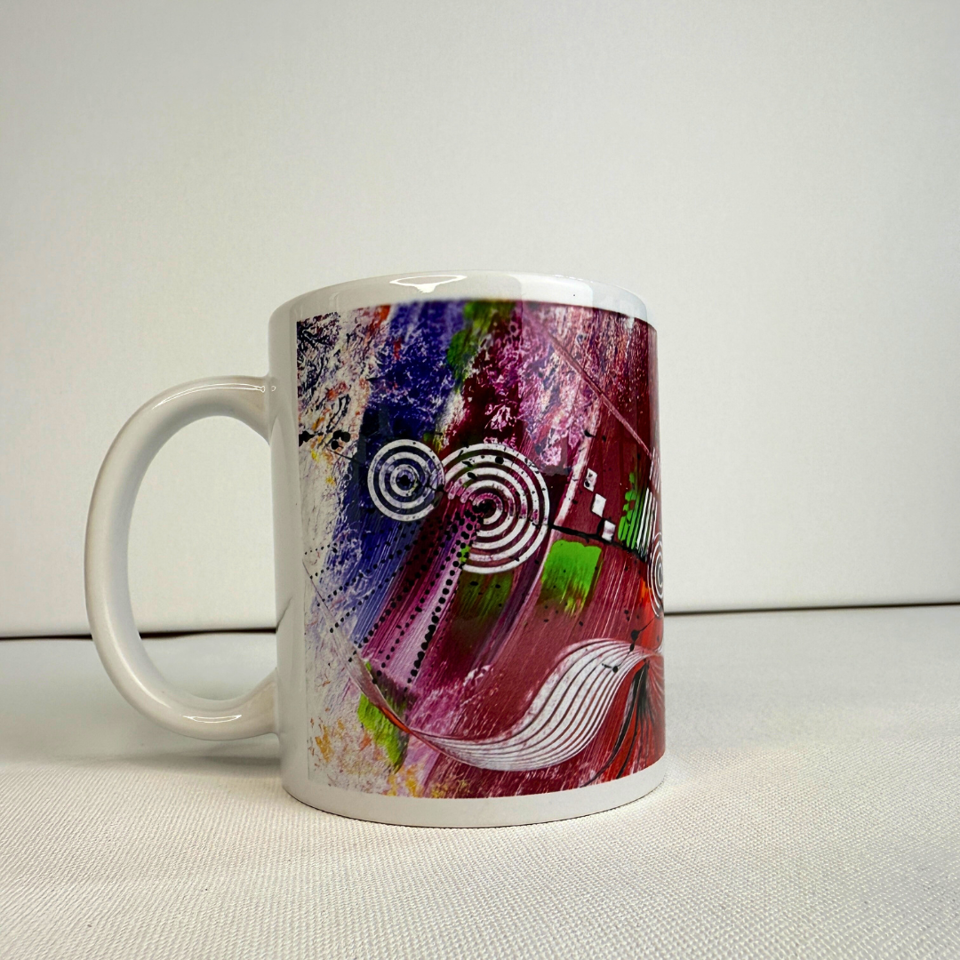 Bunte Kaffeetasse mit modernem, abstraktem Kunstmotiv in kräftigen Multicolor-Tönen.
