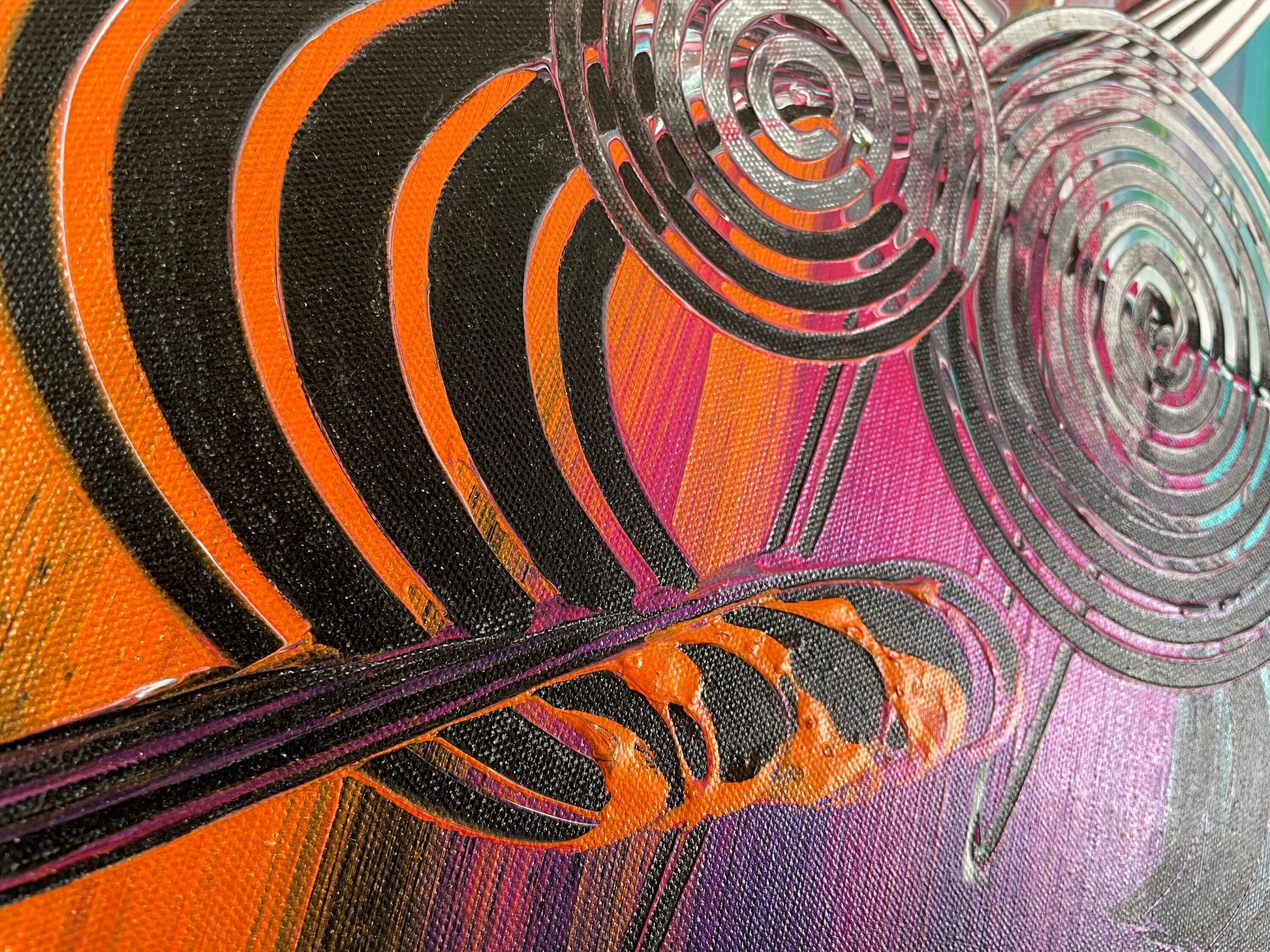 Abstraktes Acrylbild Bunt mit zentralen, Kreisen. auf einem Schwarz weißen Hintergrund. Dynamische Komposition. Handgemaltes Unikat.