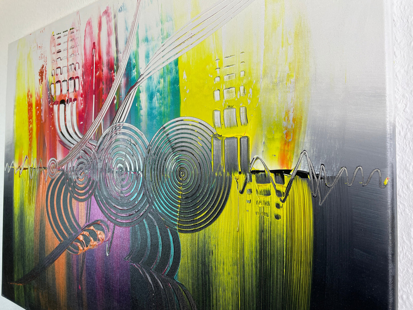 Abstraktes Acrylbild Bunt mit zentralen, Kreisen. auf einem Schwarz weißen Hintergrund. Dynamische Komposition. Handgemaltes Unikat.