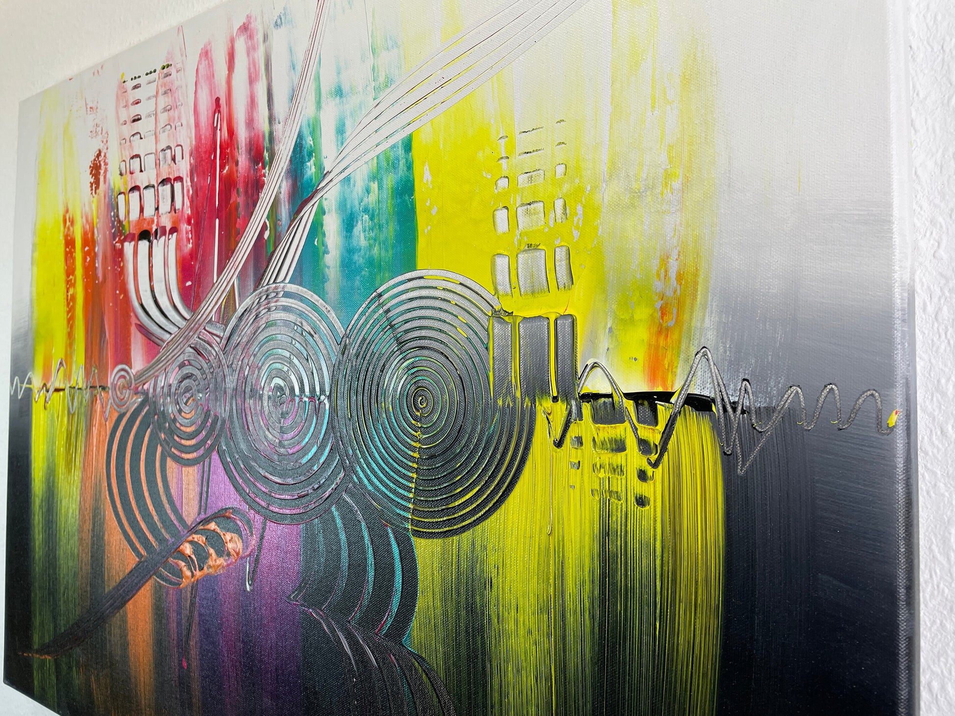 Abstraktes Acrylbild Bunt mit zentralen, Kreisen. auf einem Schwarz weißen Hintergrund. Dynamische Komposition. Handgemaltes Unikat.