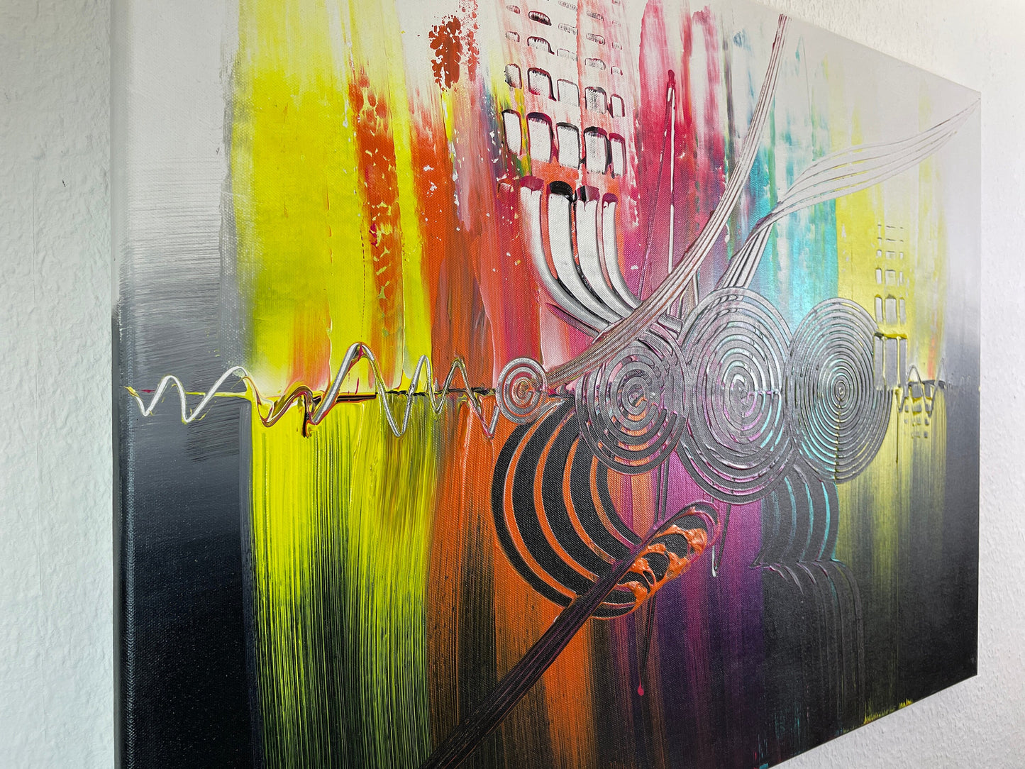 Abstraktes Acrylbild Bunt mit zentralen, Kreisen. auf einem Schwarz weißen Hintergrund. Dynamische Komposition. Handgemaltes Unikat.