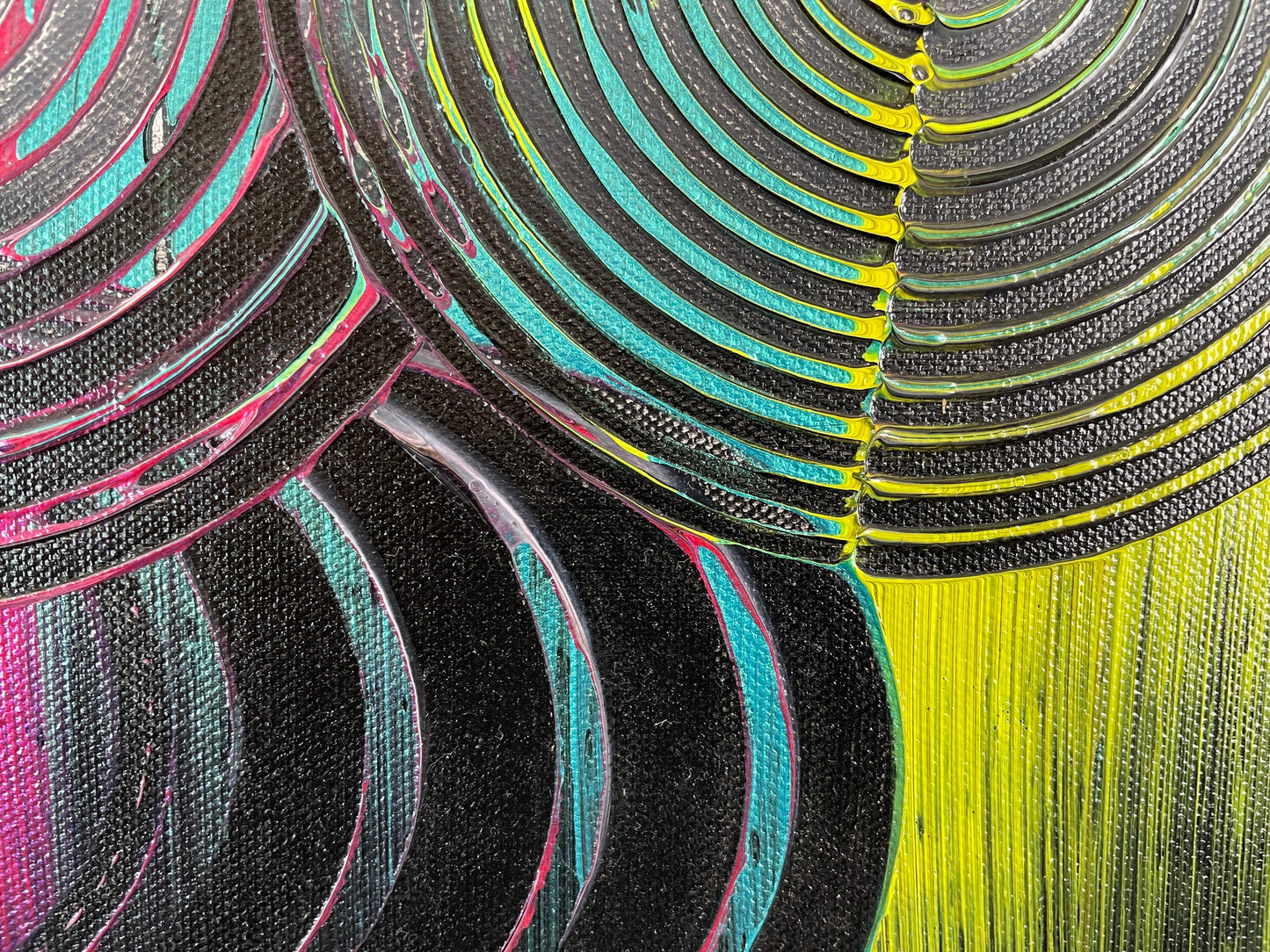 Abstraktes Acrylbild Bunt mit zentralen, Kreisen. auf einem Schwarz weißen Hintergrund. Dynamische Komposition. Handgemaltes Unikat.