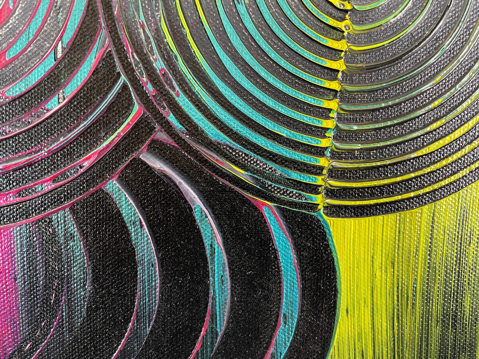 Abstraktes Acrylbild Bunt mit zentralen, Kreisen. auf einem Schwarz weißen Hintergrund. Dynamische Komposition. Handgemaltes Unikat.