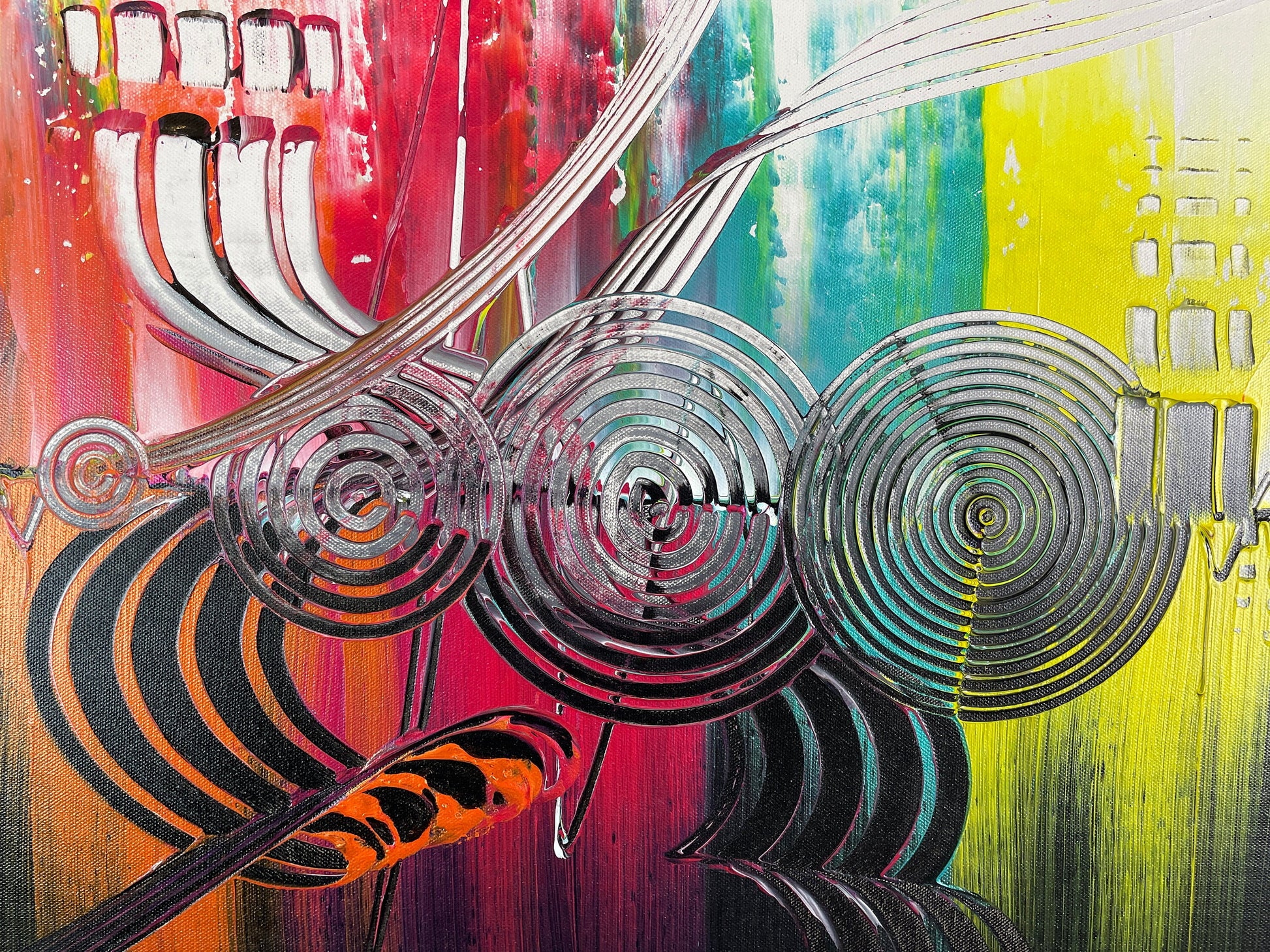 Abstraktes Acrylbild Bunt mit zentralen, Kreisen. auf einem Schwarz weißen Hintergrund. Dynamische Komposition. Handgemaltes Unikat.