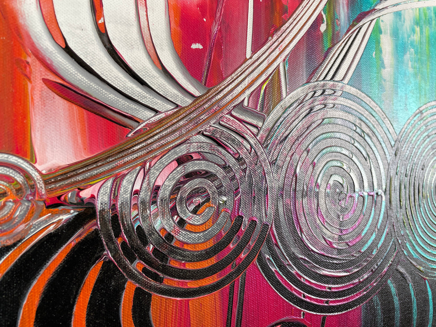 Abstraktes Acrylbild Bunt mit zentralen, Kreisen. auf einem Schwarz weißen Hintergrund. Dynamische Komposition. Handgemaltes Unikat.