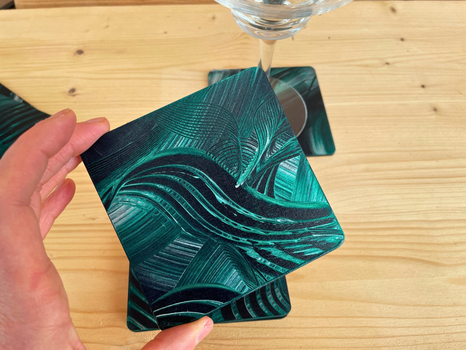 ausgefallene untersetzer für gläser im Set für einen schönen gedeckten Tisch.