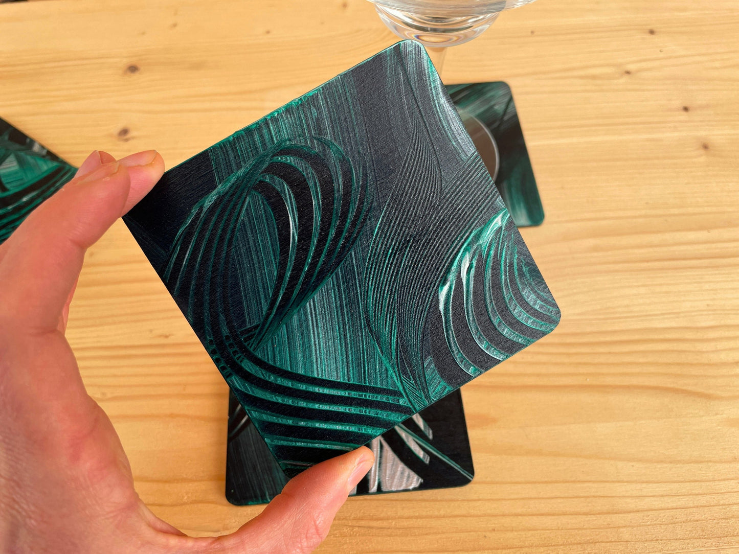 ausgefallene untersetzer für gläser im Set für einen schönen gedeckten Tisch.