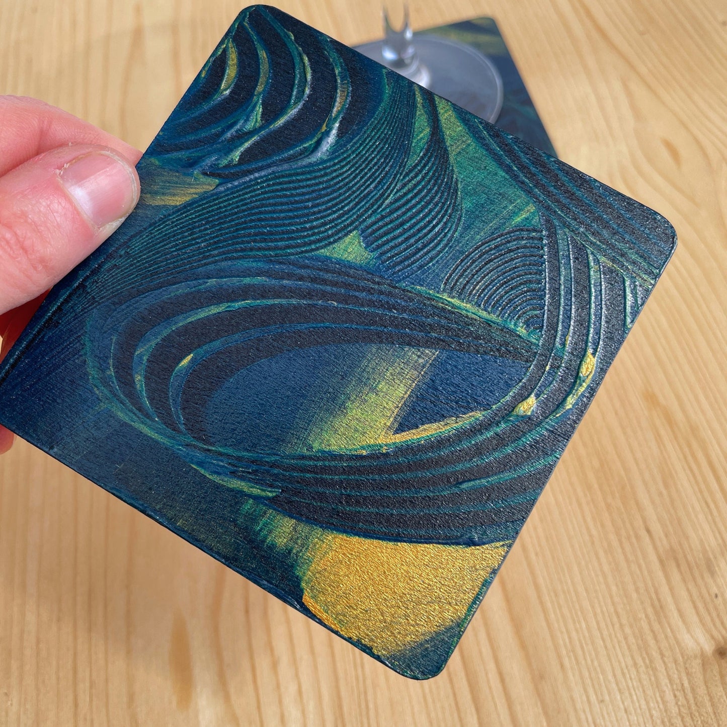 ausgefallene untersetzer für gläser im Set für einen schönen gedeckten Tisch.