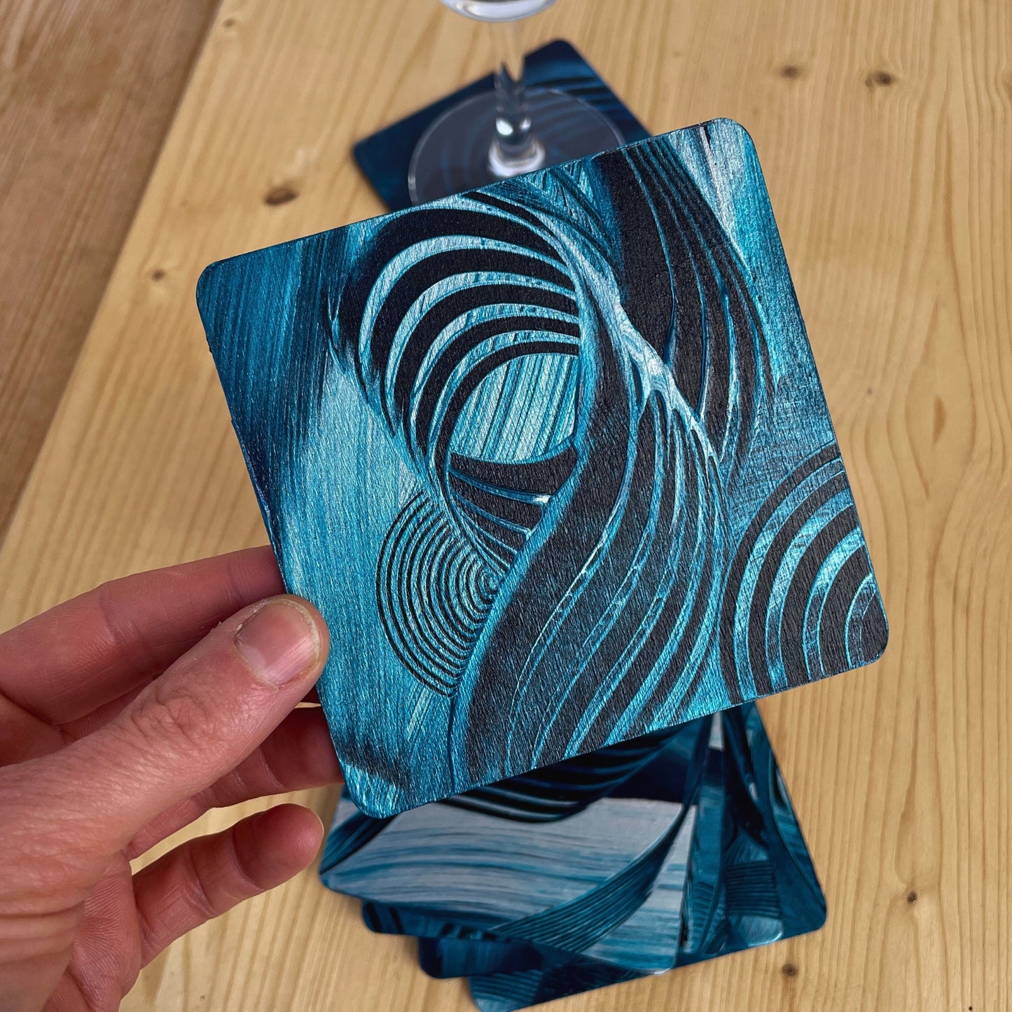 ausgefallene untersetzer für gläser im Set für einen schönen gedeckten Tisch.