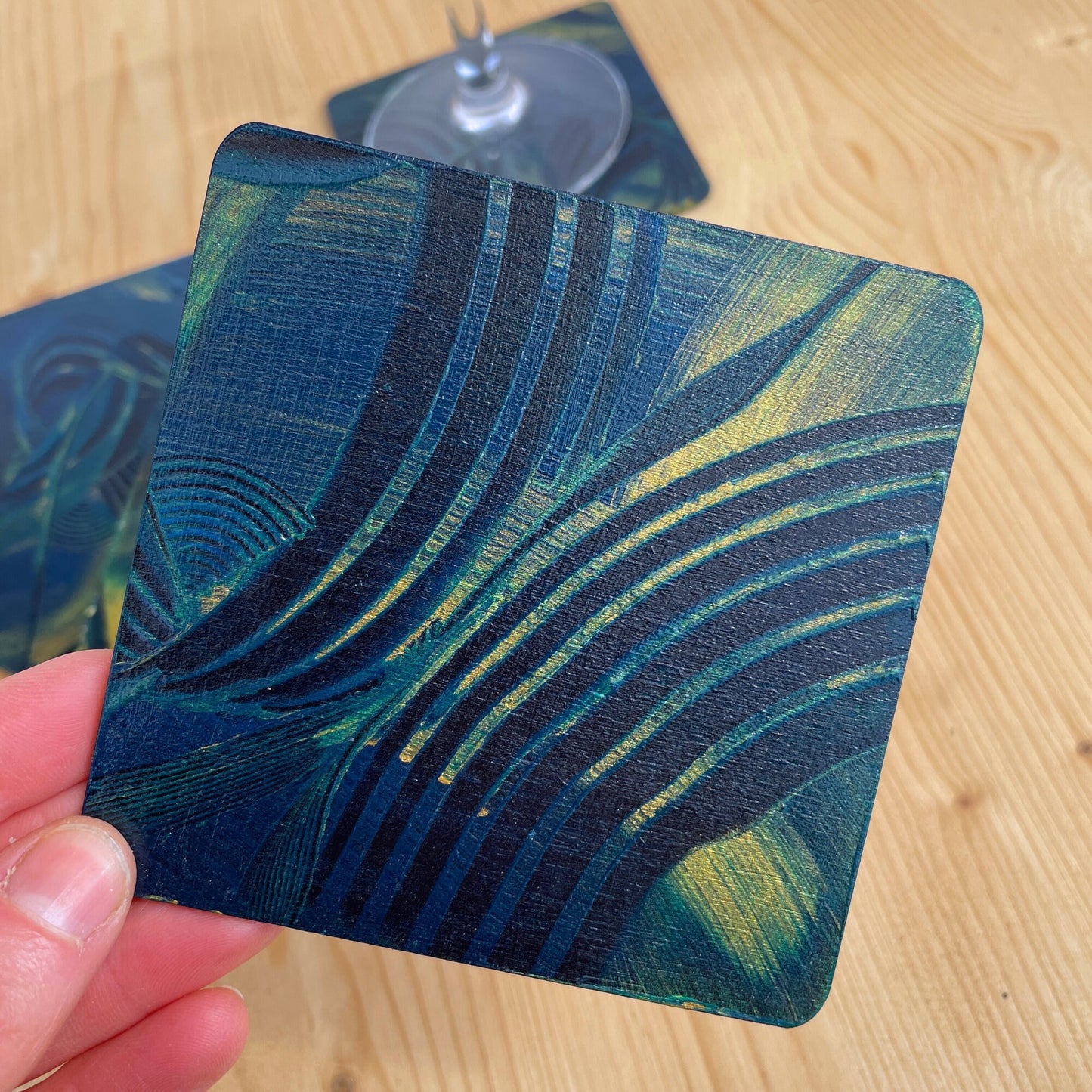 ausgefallene untersetzer für gläser im Set für einen schönen gedeckten Tisch.