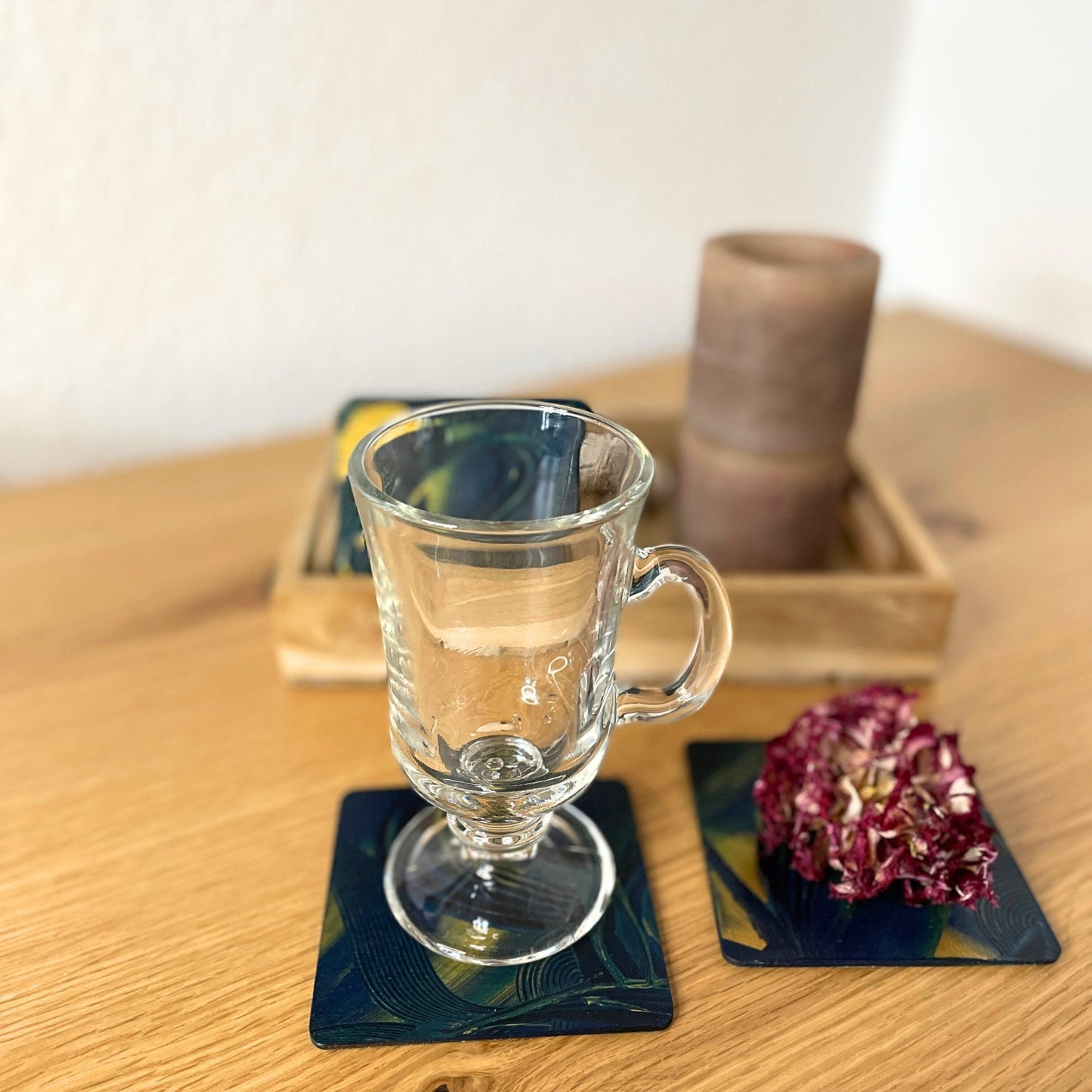 ausgefallene untersetzer für gläser im Set für einen schönen gedeckten Tisch.