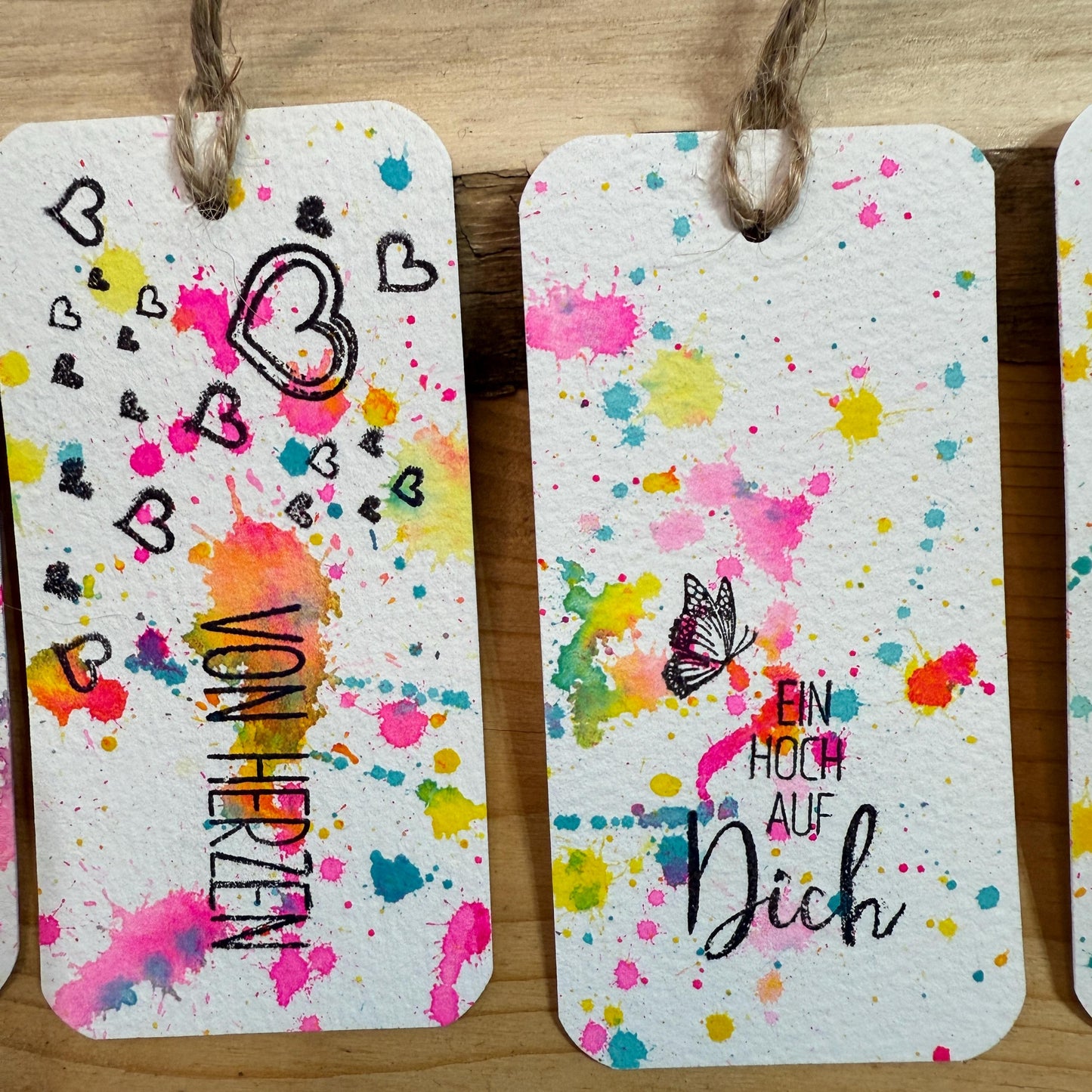 10er Set Handgemachte Geschenkanhänger Modern. Neonfarbenes Spritzer-Design für Glückwünsche, Geburtstag und alle Anlässe.