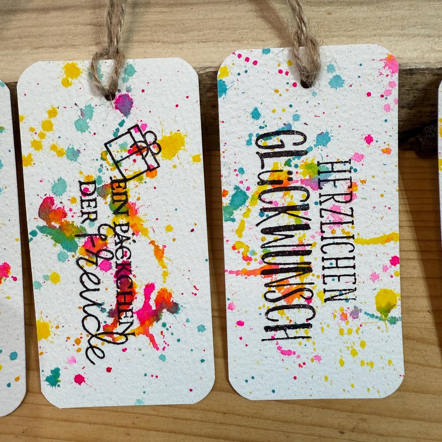 10er Set Handgefe Geschenkanhänger Bunt. Neonfarbenes Spritzer-Design für Glückwünsche, Geburtstag und alle Anlässe.