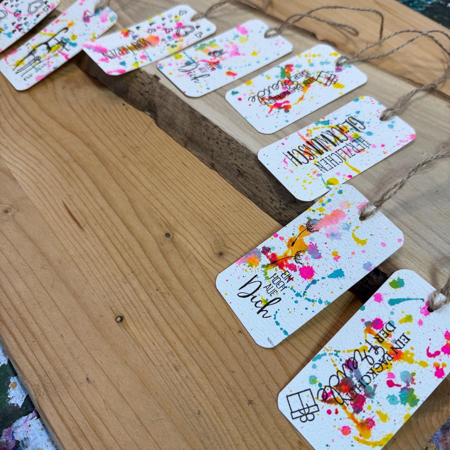 10er Set Handgemachte Geschenkanhänger modern. Neonfarbenes Spritzer-Design für Glückwünsche, Geburtstag und alle Anlässe.