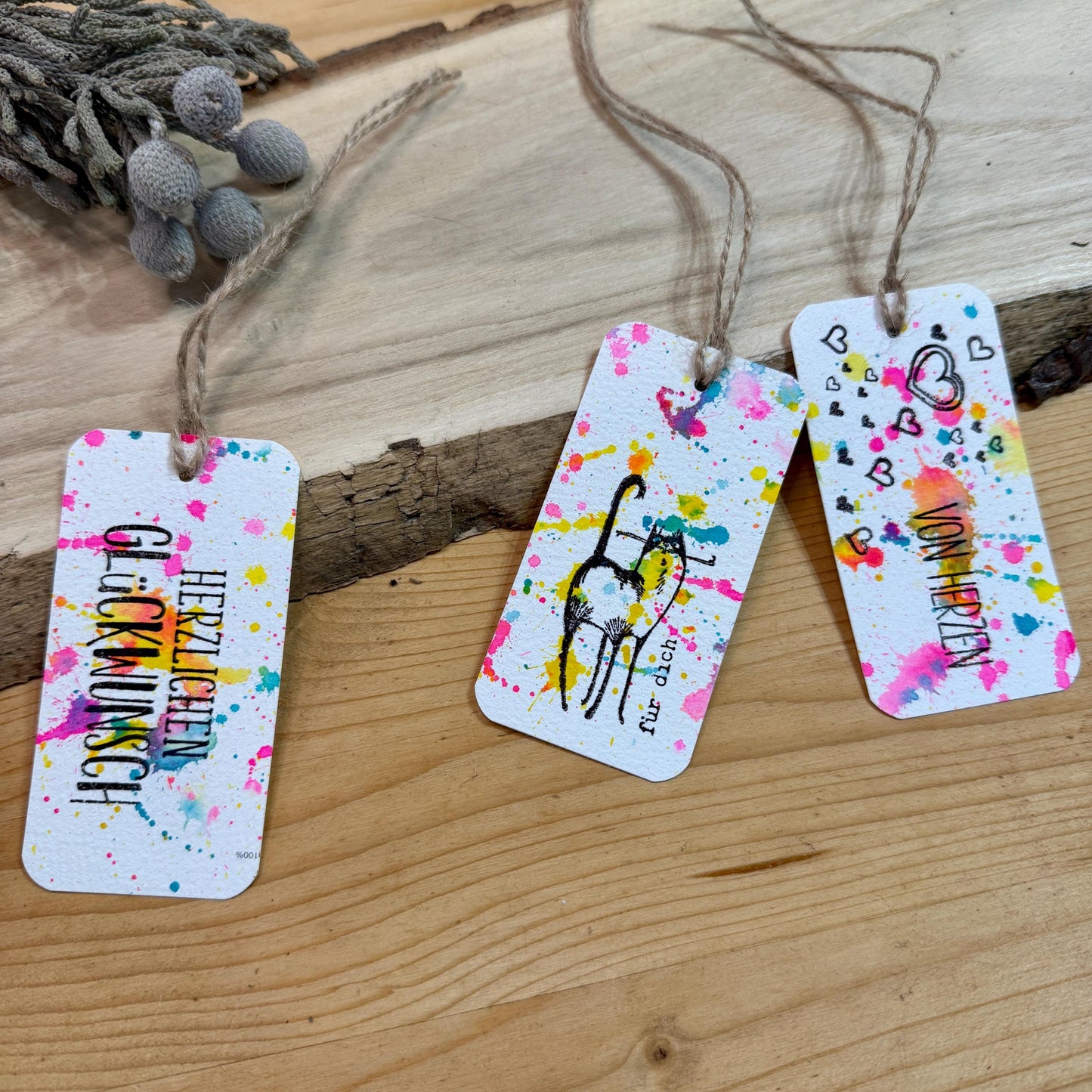 10er Set Handgemachte Geschenkanhänger außergewöhnlich. Neonfarbenes Spritzer-Design für Glückwünsche, Geburtstag und alle Anlässe.