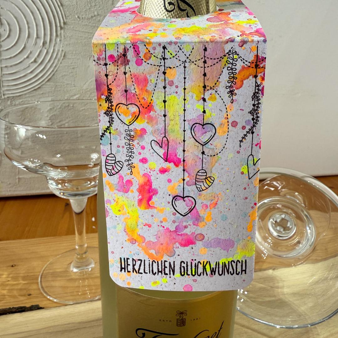 Handgemachter Flaschenanhänger Geburtstag. Neonfarbenes Design mit bunten Spritzern und Spruch Herzlichen Glückwunsch. Geschenk.