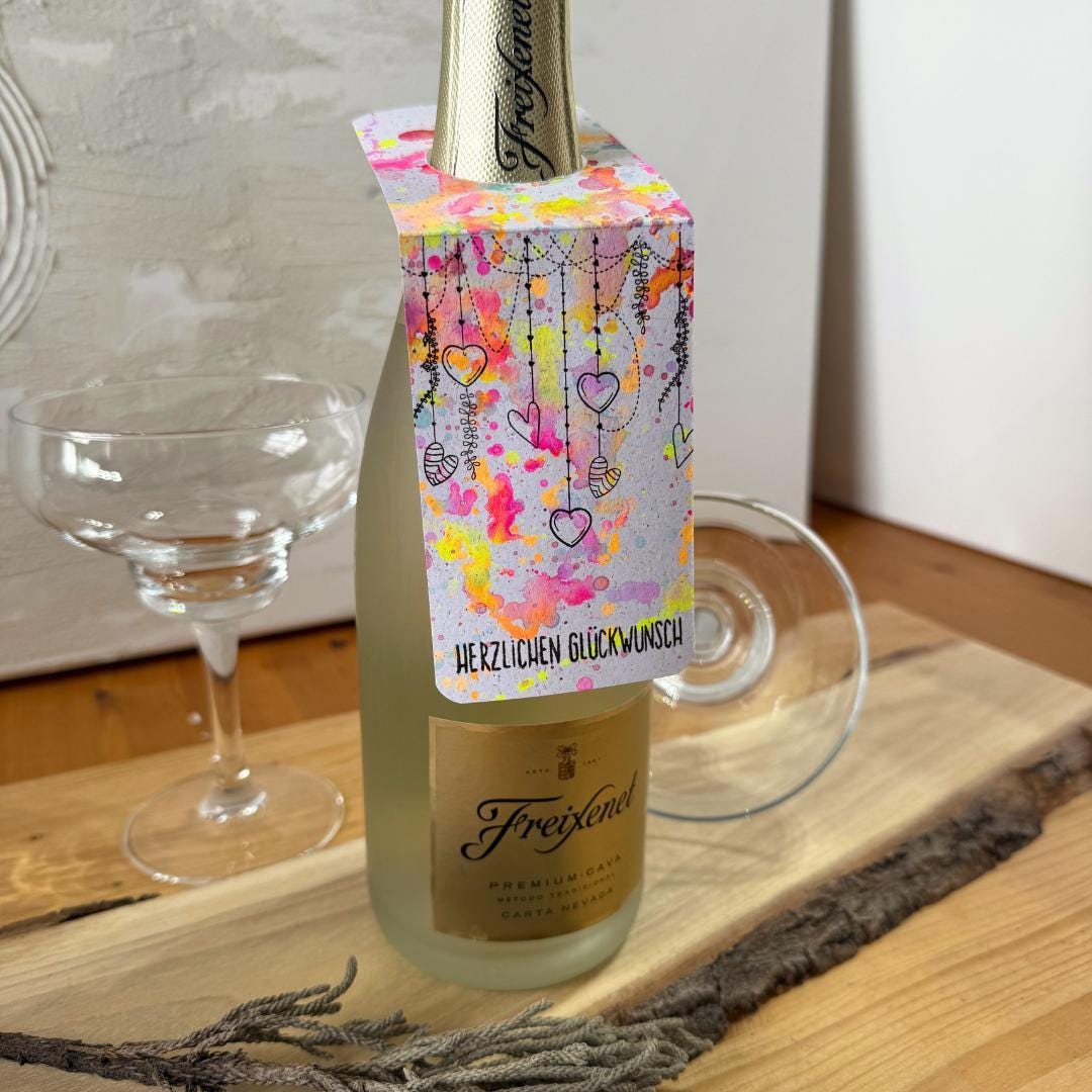 Handgemachter Flaschenanhänger Geburtstag. Neonfarbenes Design mit bunten Spritzern und Spruch Herzlichen Glückwunsch. Geschenk.