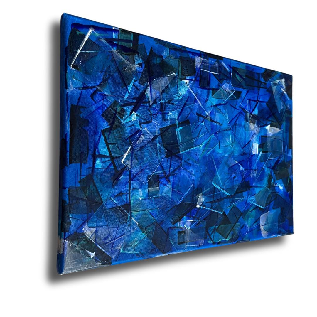 Abstraktes Acrylbild in Königsblau. Geometrische, fragmentierte Struktur in tiefen Blautönen. Handgemaltes Unikat.