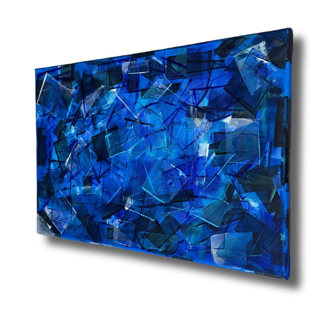 Abstraktes Kunstwerk in Königsblau. Geometrische, fragmentierte Struktur in tiefen Blautönen. Handgemaltes Unikat.