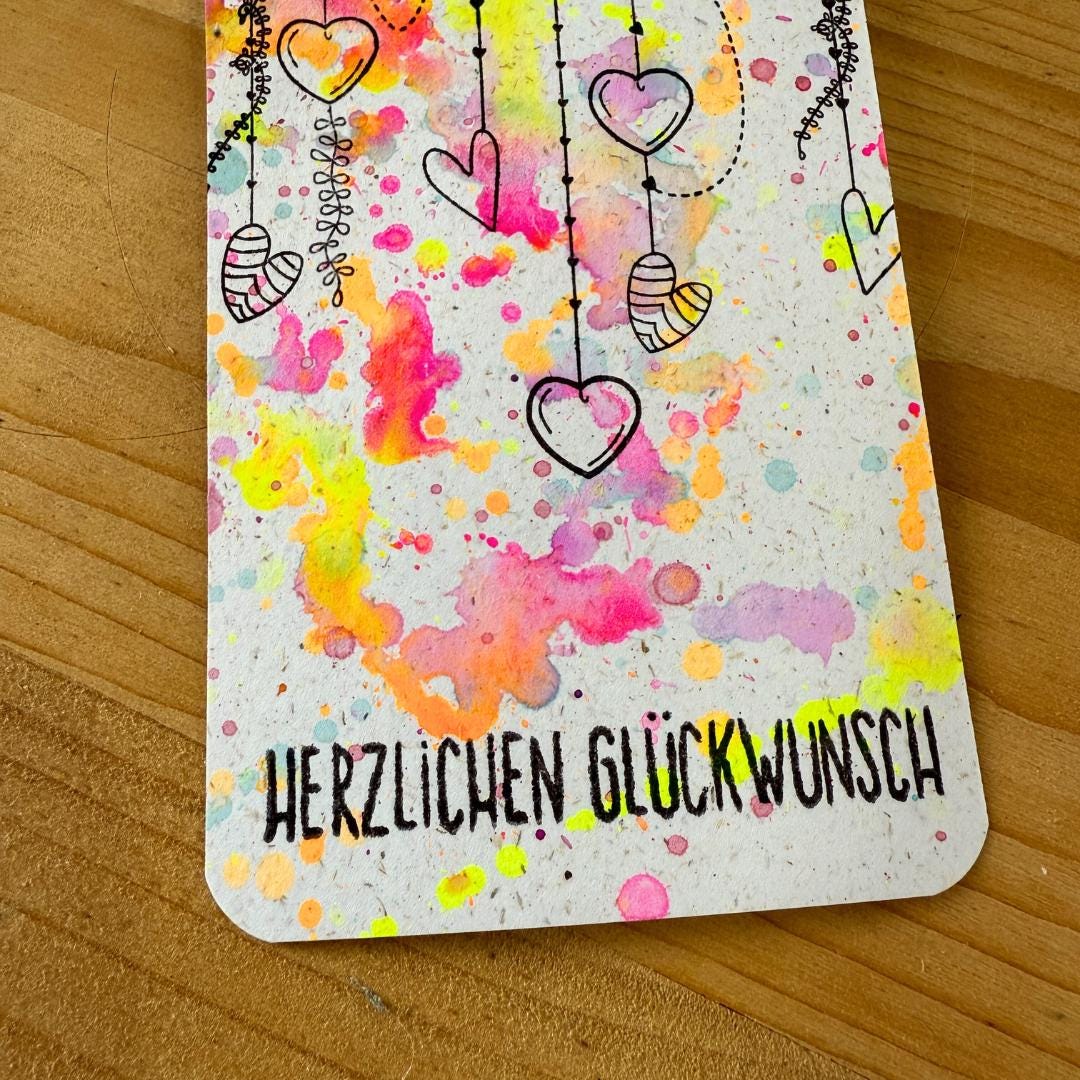 Handgemachter Flaschenanhänger Geburtstag. Buntes Design mit bunten Spritzern und Spruch Herzlichen Glückwunsch. Geschenk.