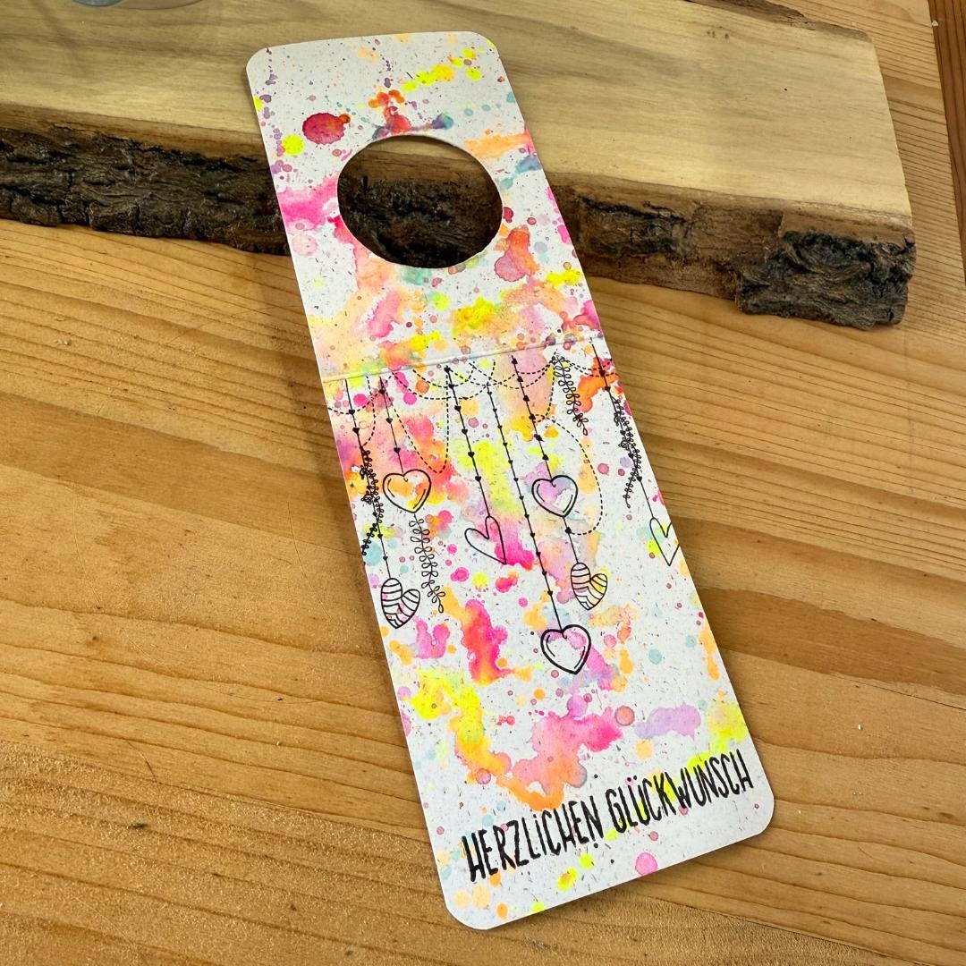 Handgemachter Flaschenanhänger Geburtstag. Fröhliches Design mit bunten Spritzern und Spruch Herzlichen Glückwunsch. Geschenk.