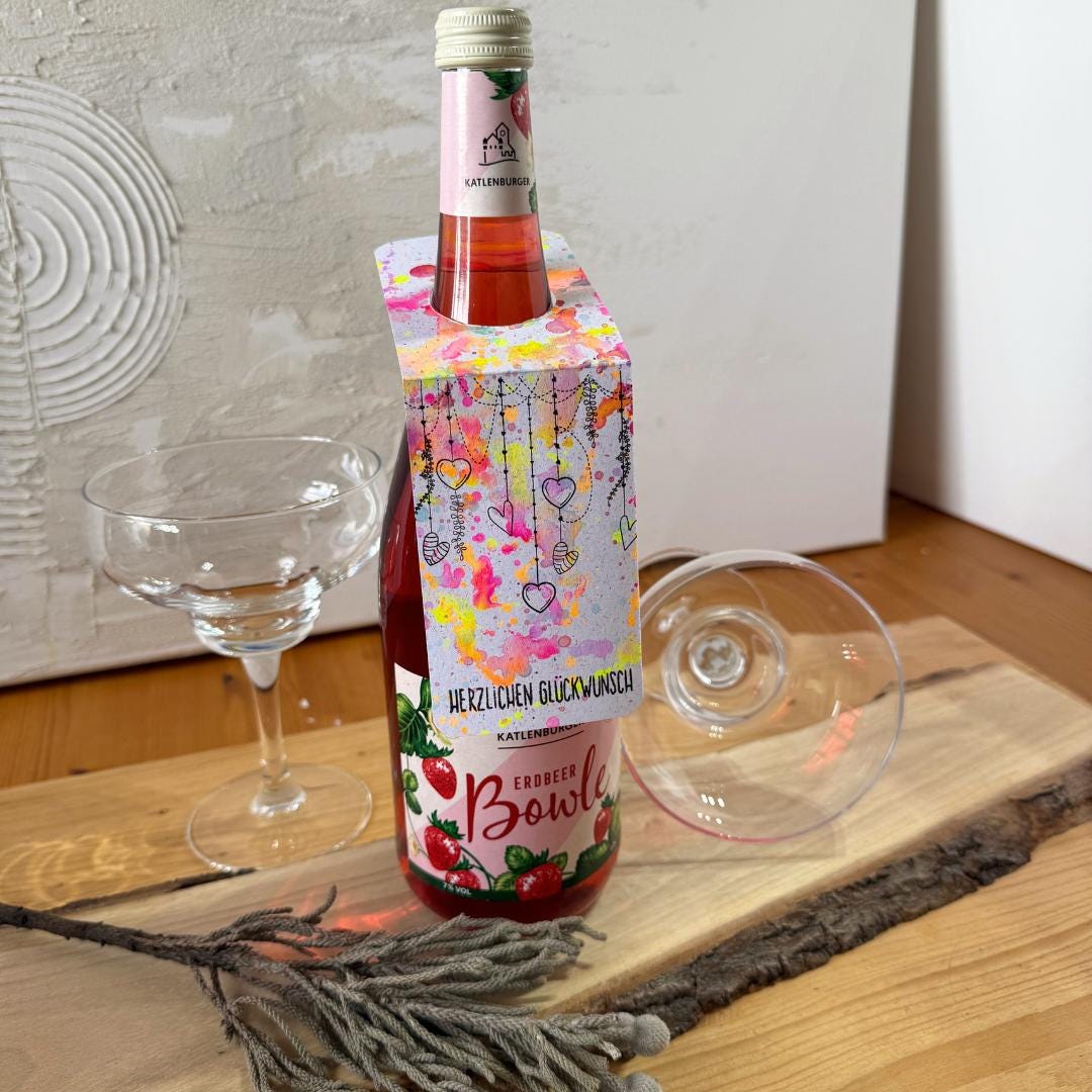 Handgemachter Flaschenanhänger Geburtstag. Fröhliches Design mit bunten Spritzern und Spruch Herzlichen Glückwunsch. Geschenk.