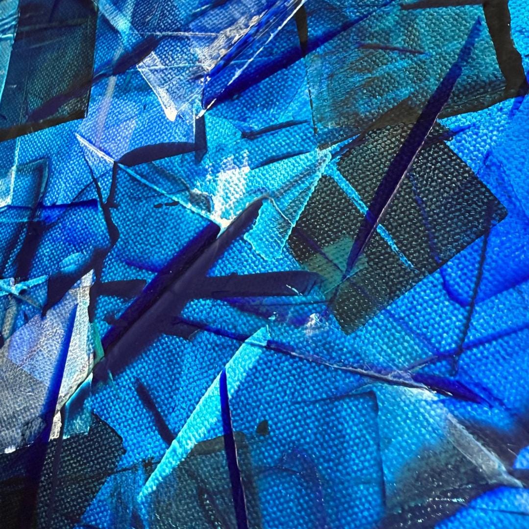 Abstraktes Leinwandbild in Königsblau. Geometrische, fragmentierte Struktur in tiefen Blautönen. Handgemaltes Unikat.