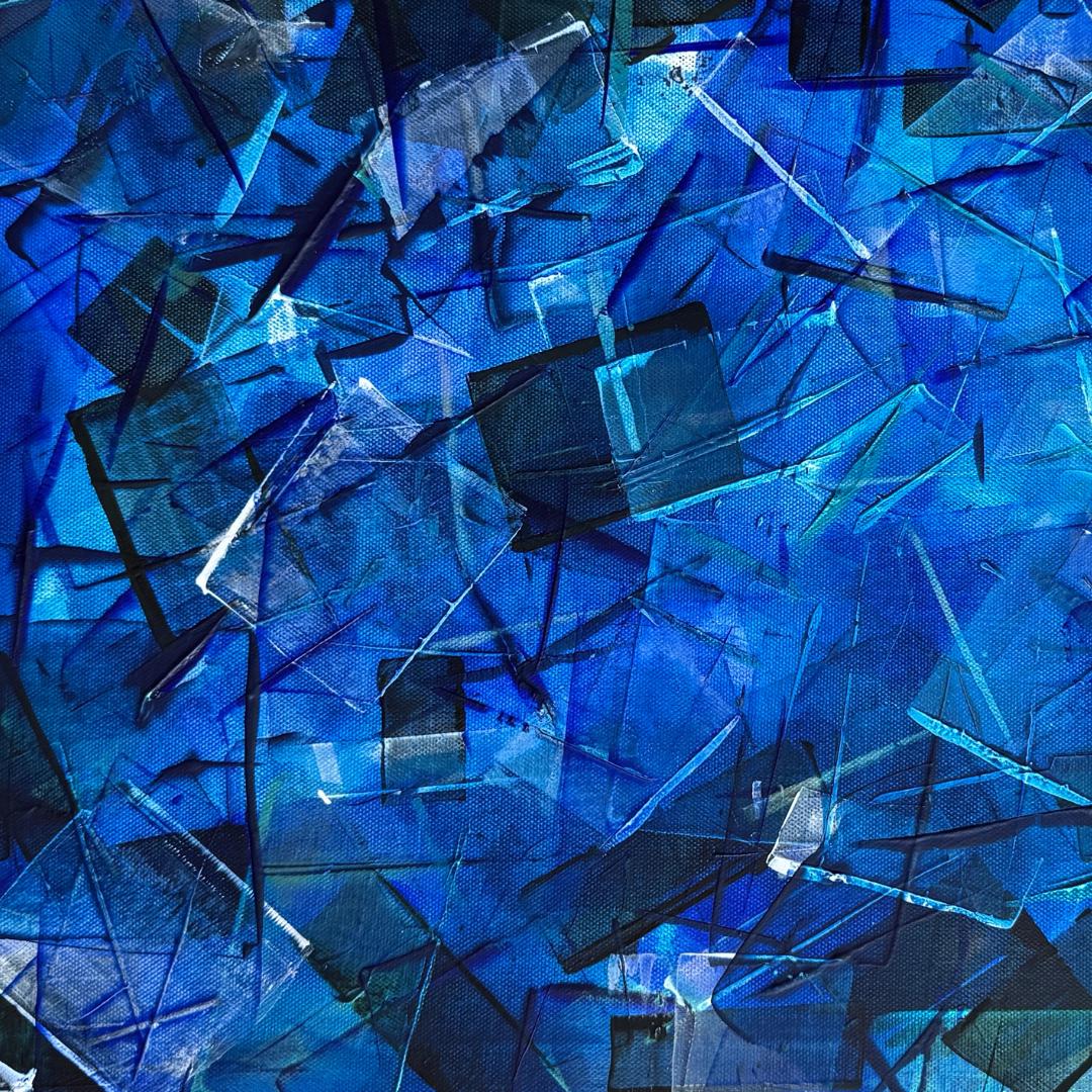 Abstraktes Leinwandbild in Königsblau. Geometrische, fragmentierte Struktur in tiefen Blautönen. Handgemaltes Unikat.