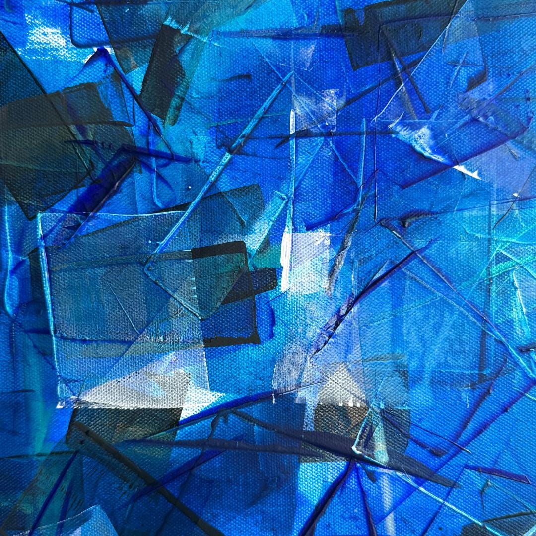 Abstraktes Acrylbild in Königsblau. Geometrische, fragmentierte Struktur in tiefen Blautönen. Handgemaltes Unikat.