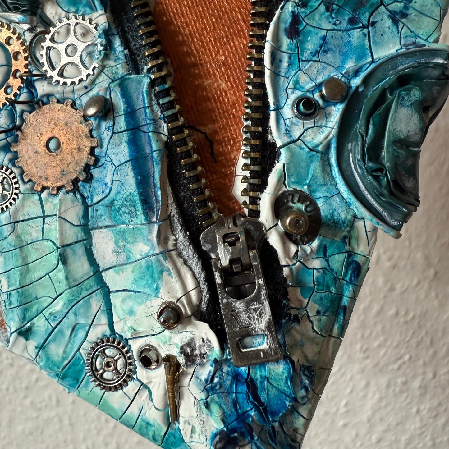Handgefertigtes Steampunk Herz Gemälde. Mixed Media Unikat mit Zahnrädern, Reißverschluss und Upcycling Elementen in Blau Kupfer.