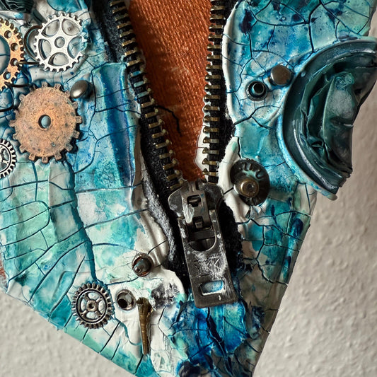 Handgefertigtes Steampunk Herz Gemälde. Mixed Media Unikat mit Zahnrädern, Reißverschluss und Upcycling Elementen in Blau Kupfer.