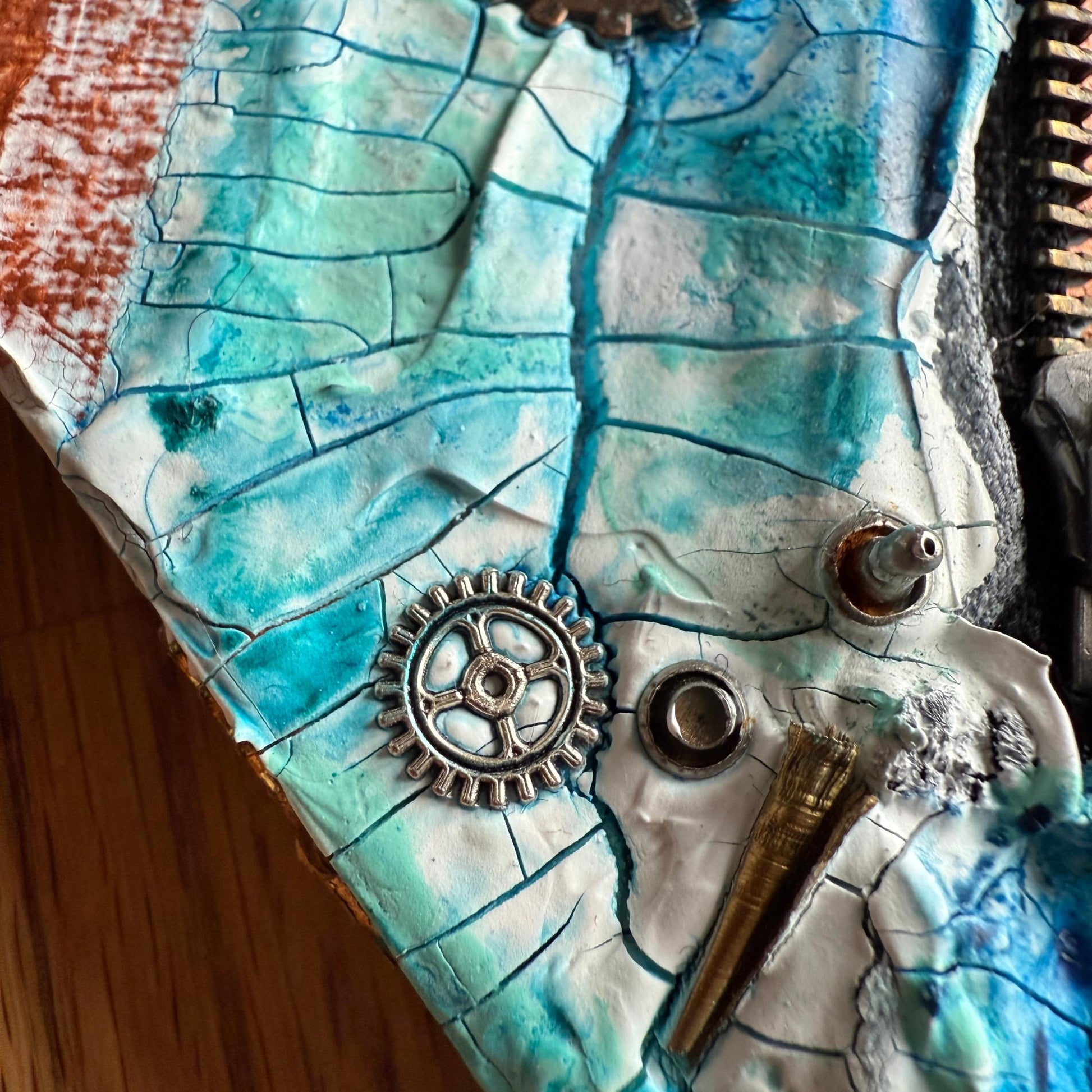 Handgefertigtes Steampunk Herz Gemälde. Mixed Media Unikat mit Zahnrädern, Reißverschluss und Upcycling Elementen in Blau Kupfer.