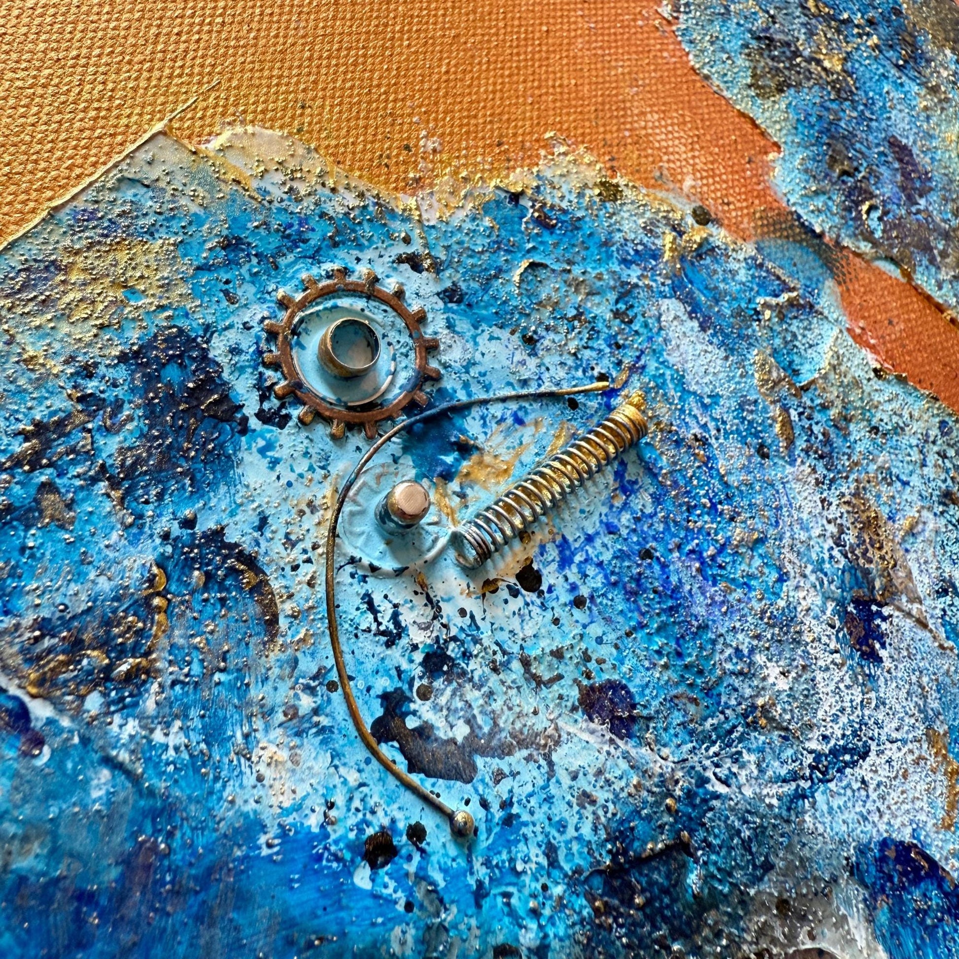 Steampunk Mixed Media Unikat quadratisch. Strukturierte Leinwand mit Zahnrädern, Schlüssel und blauer Patina auf Kupfer-Hintergrund.